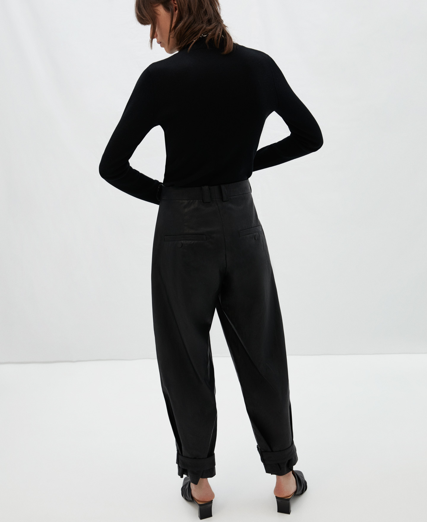 Pantalón slouchy en textura piel image number 2