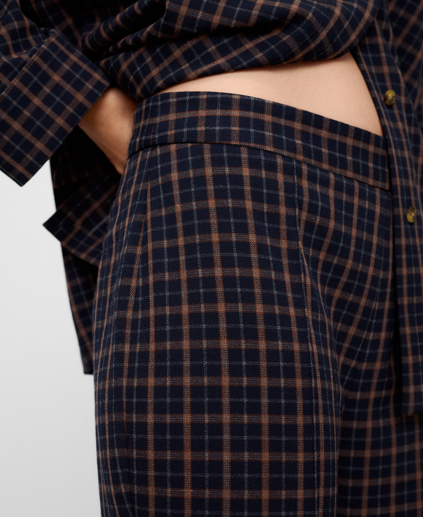 Tailored checkered trousers image number 3