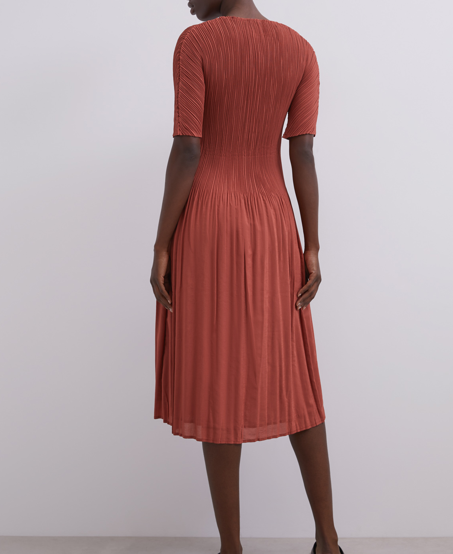 Crinkle midi dress with crew neckline image number 1