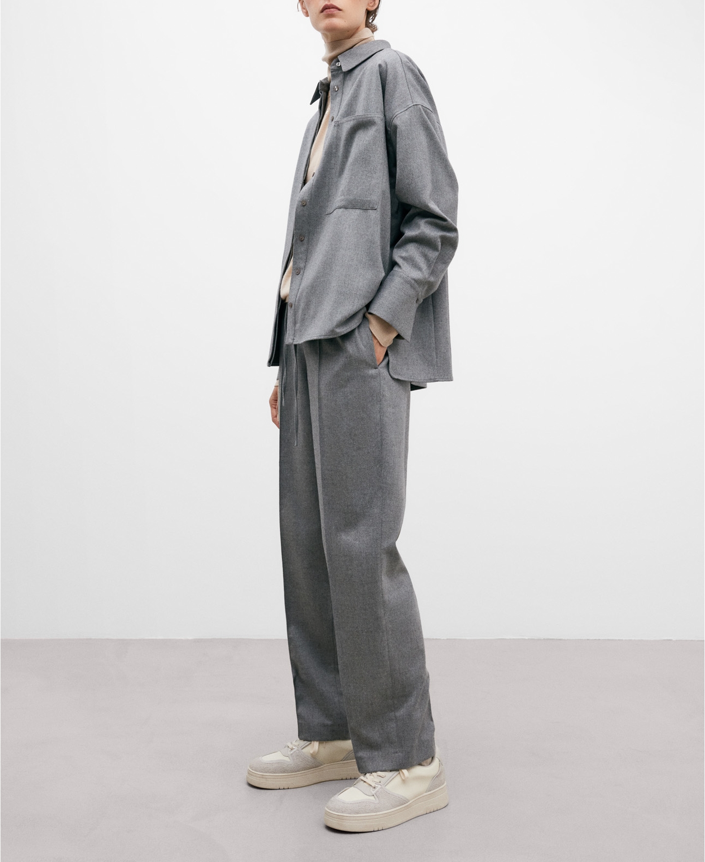 Jogger poliéster reciclado gris mujer image number 1