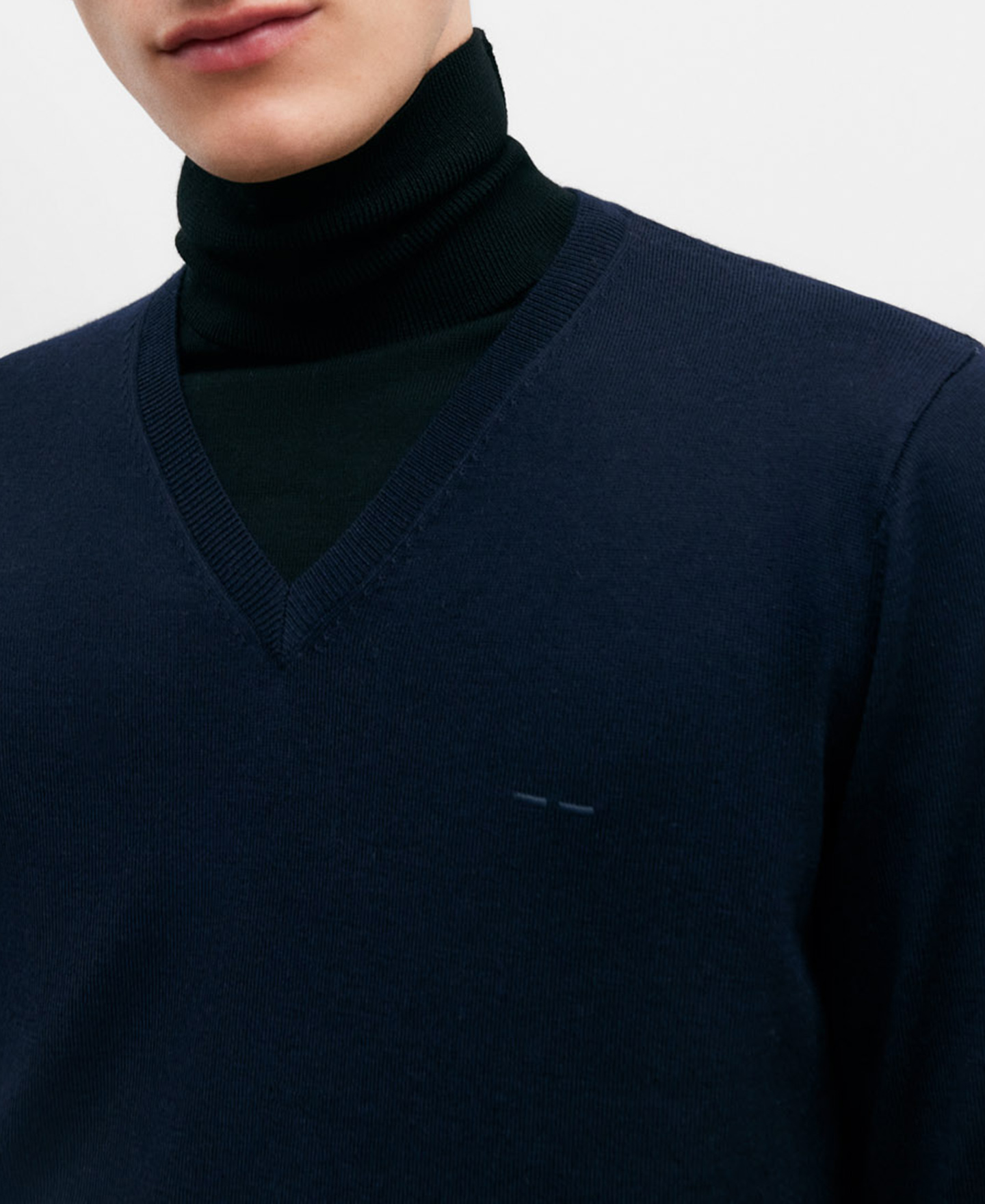 Jersey lana merino cuello pico image number 3