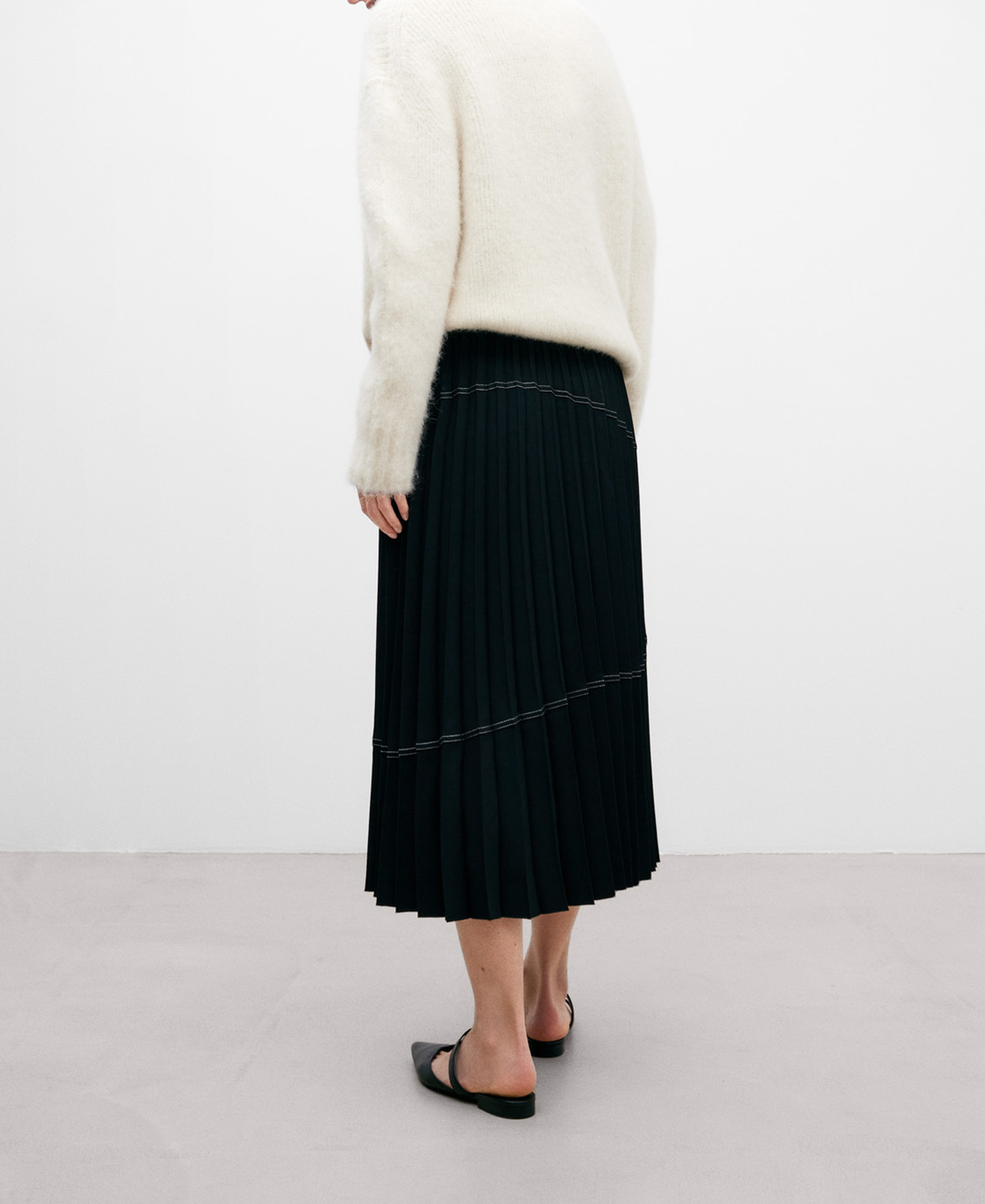 Falda plisada negra mujer image number 2