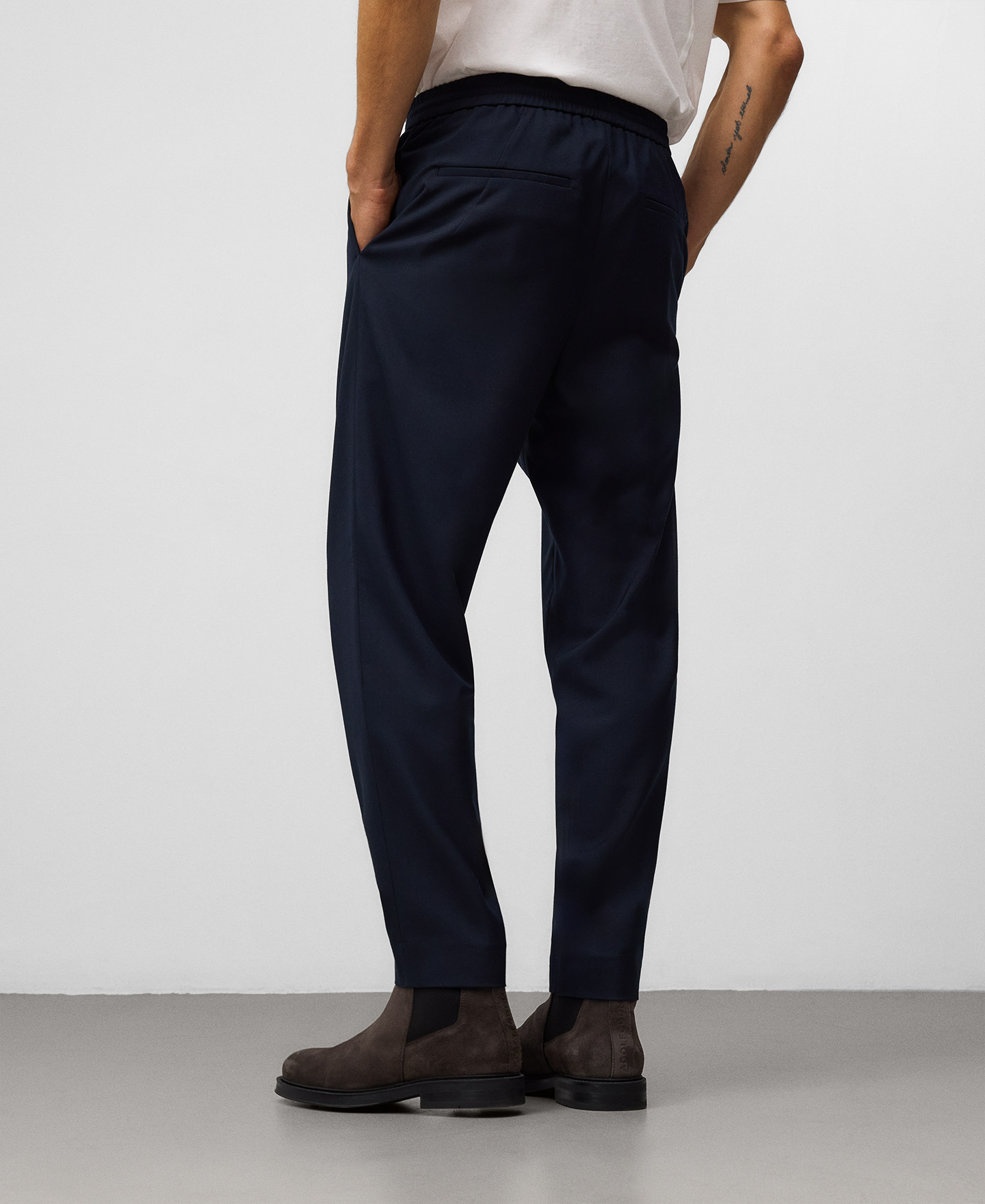 Pantalón jogger pinzas hombre image number 2