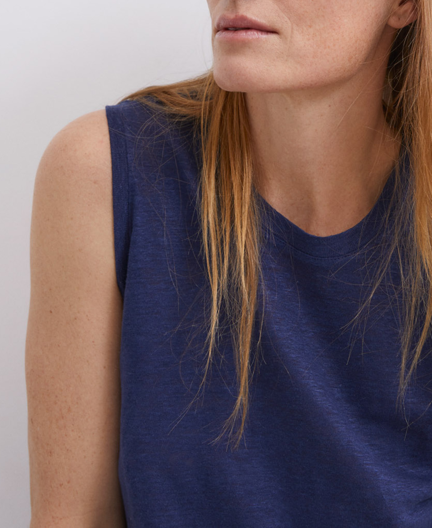 Sleeveless linen t-shirt image number 6