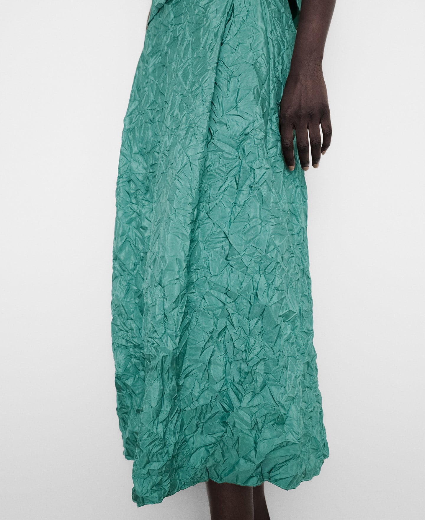 Wrinkled-effect satin midi skirt image number 3