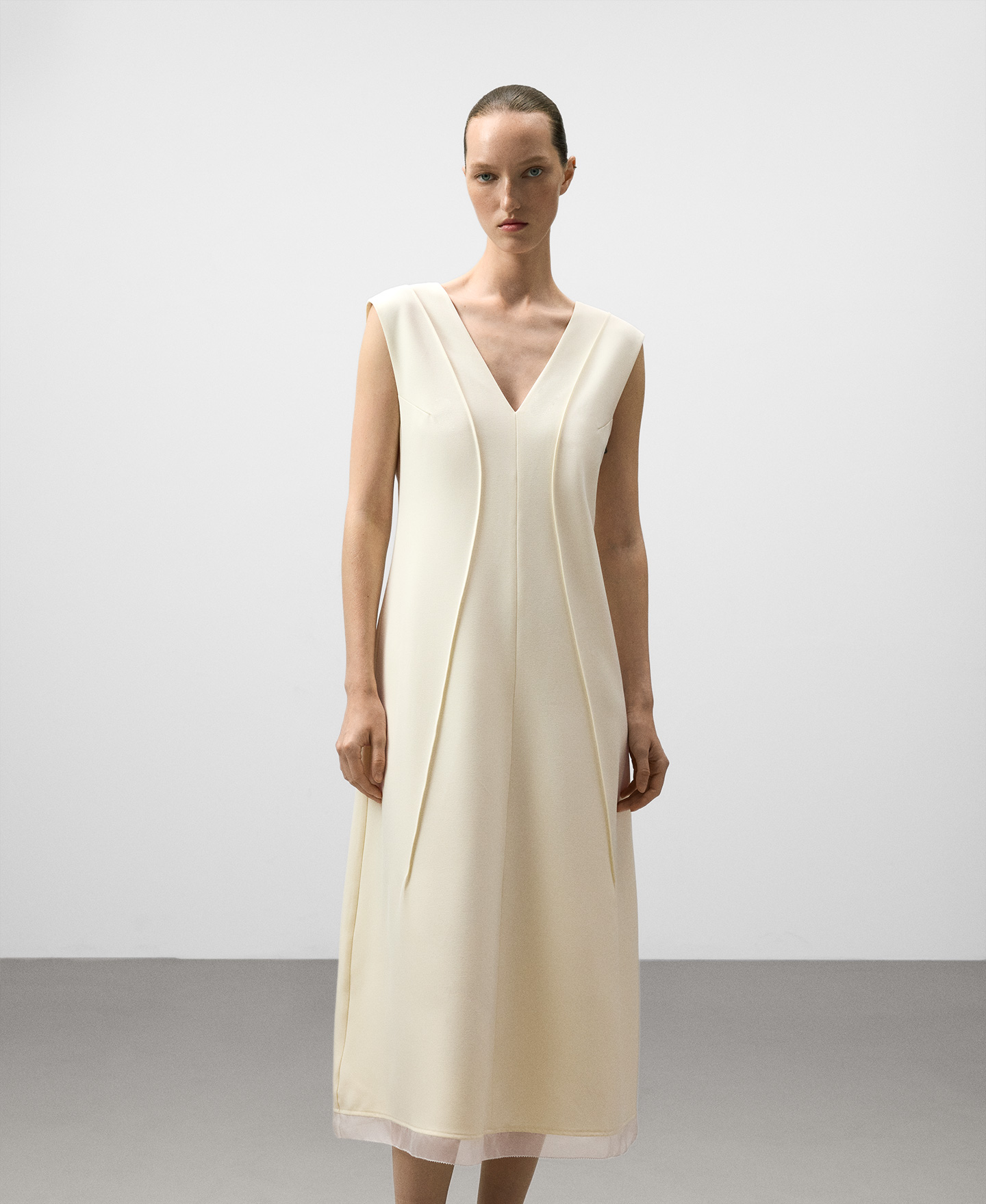 Vestido entallado escote pico mujer image number 0