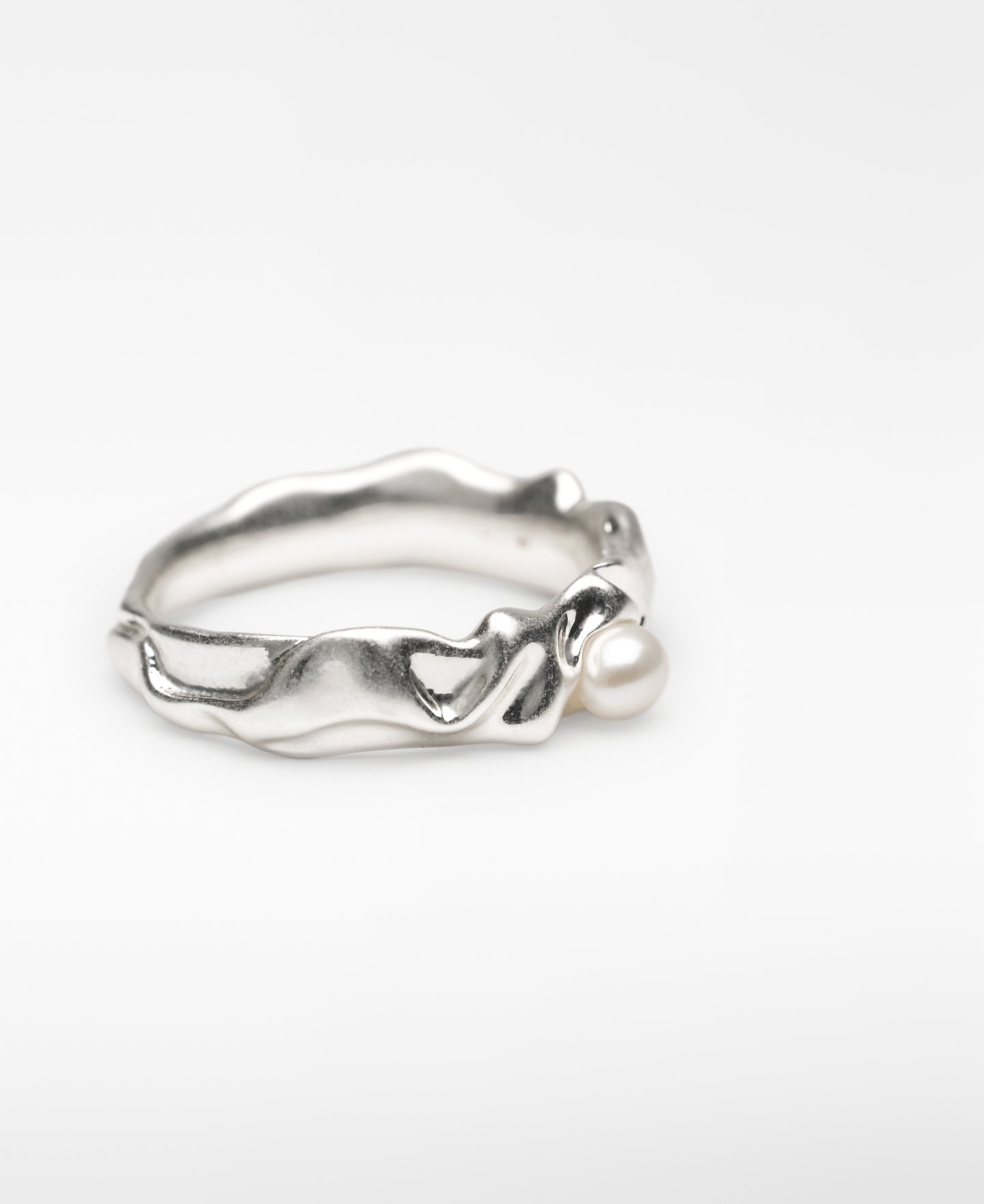 Anillo metálico fino con perla mujer image number 2