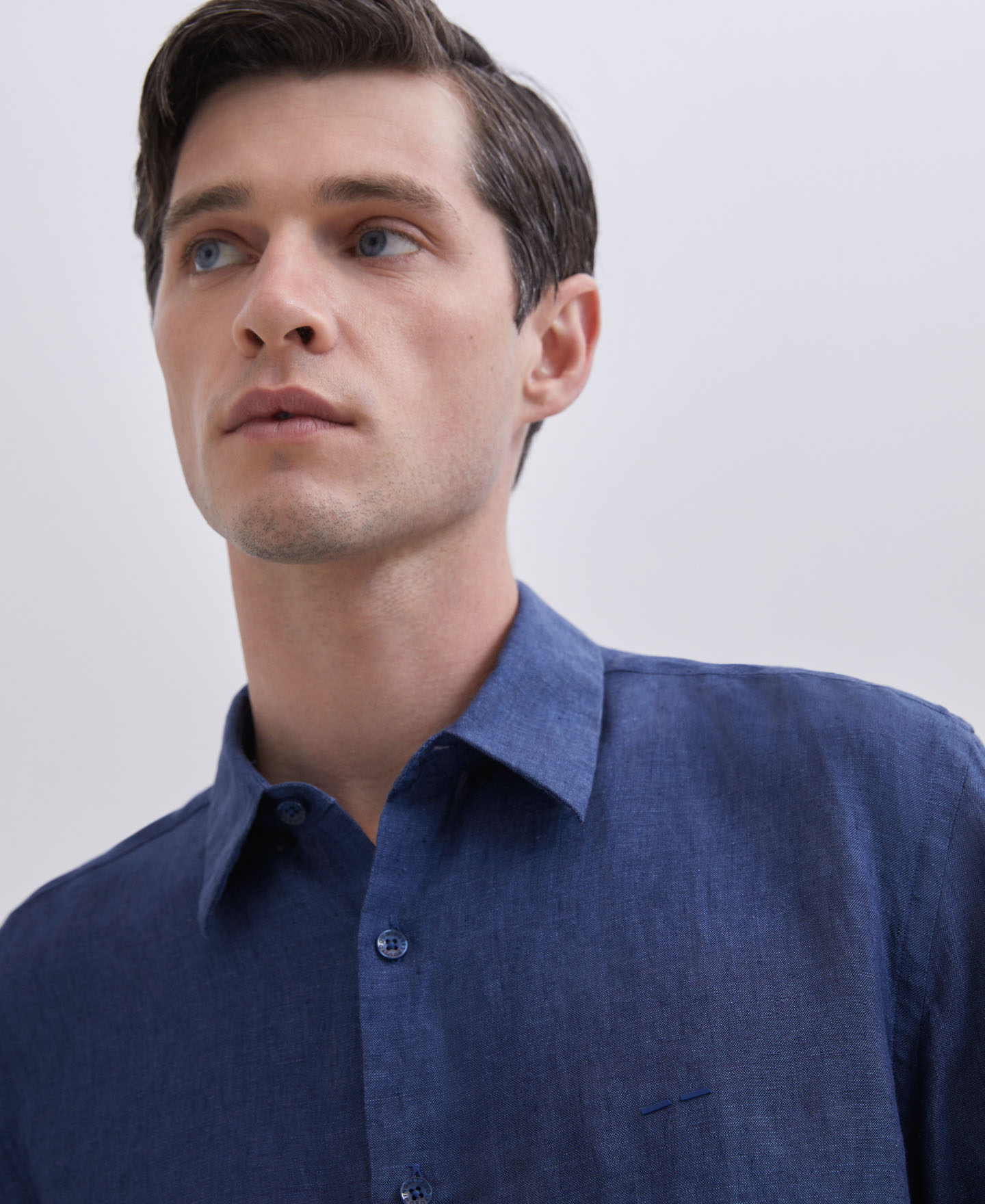 Camisa blanca cuello camisero en lino image number 1