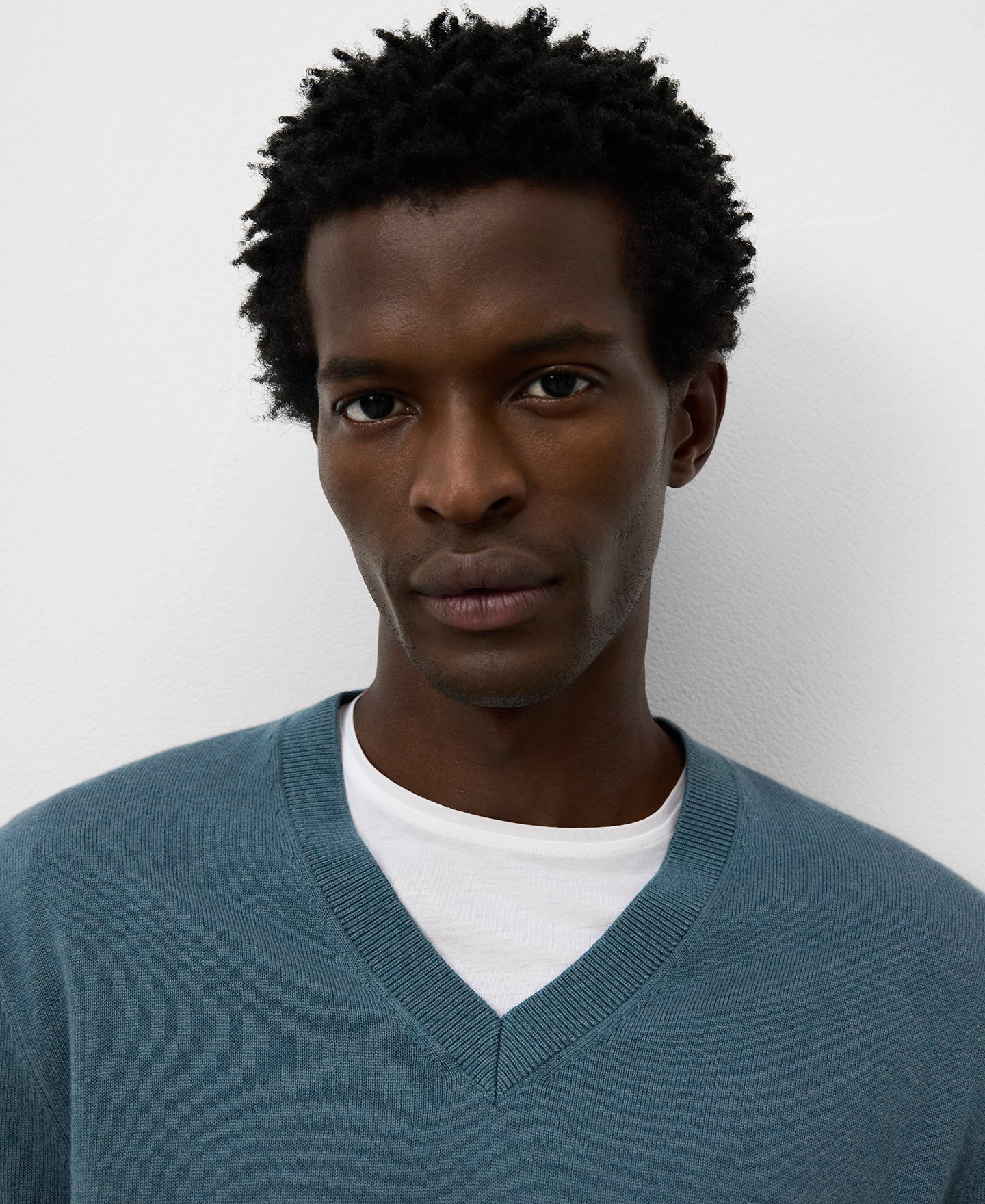 Regular fit V-neck sweater man image number 3