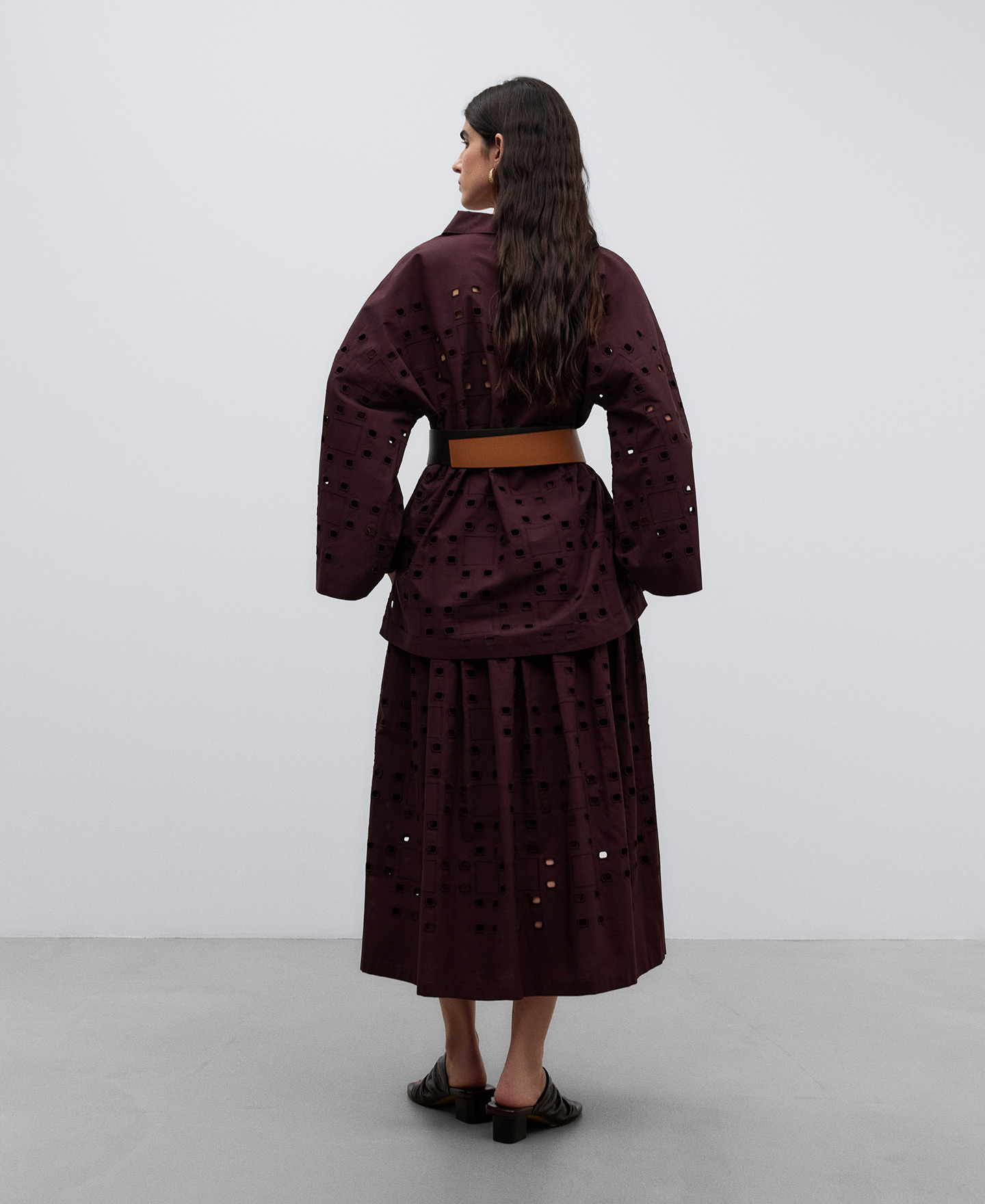 Brown pleated long skirt woman image number 2