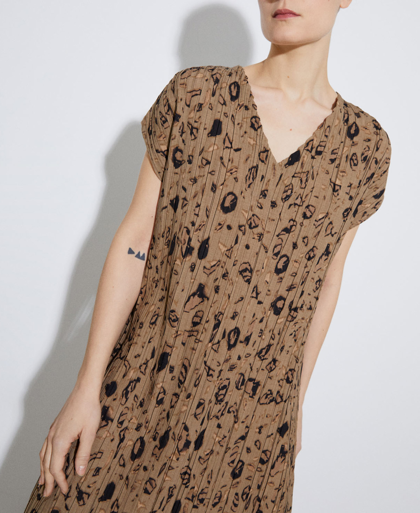 Short dress in crinkle print image number 3