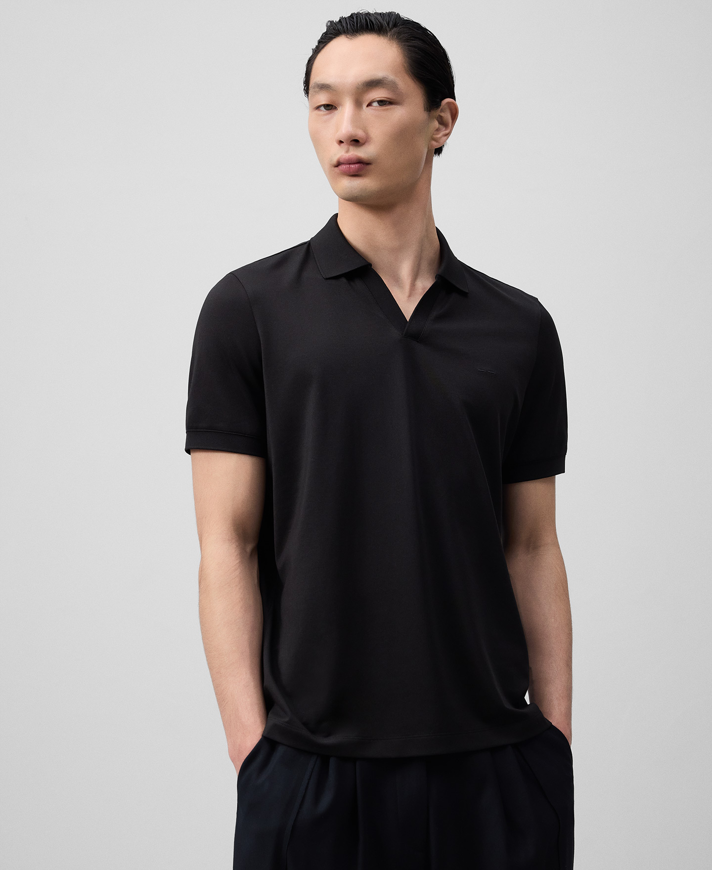 Polo regular fit cuello pico hombre image number 0