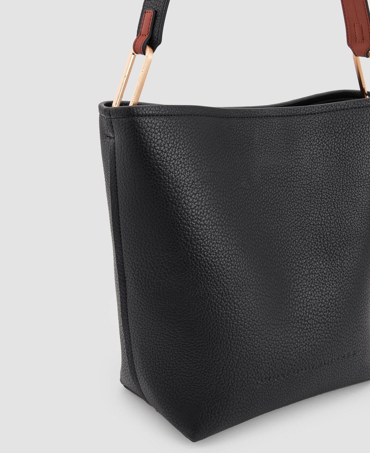 Bolso en materiales reciclados image number 2