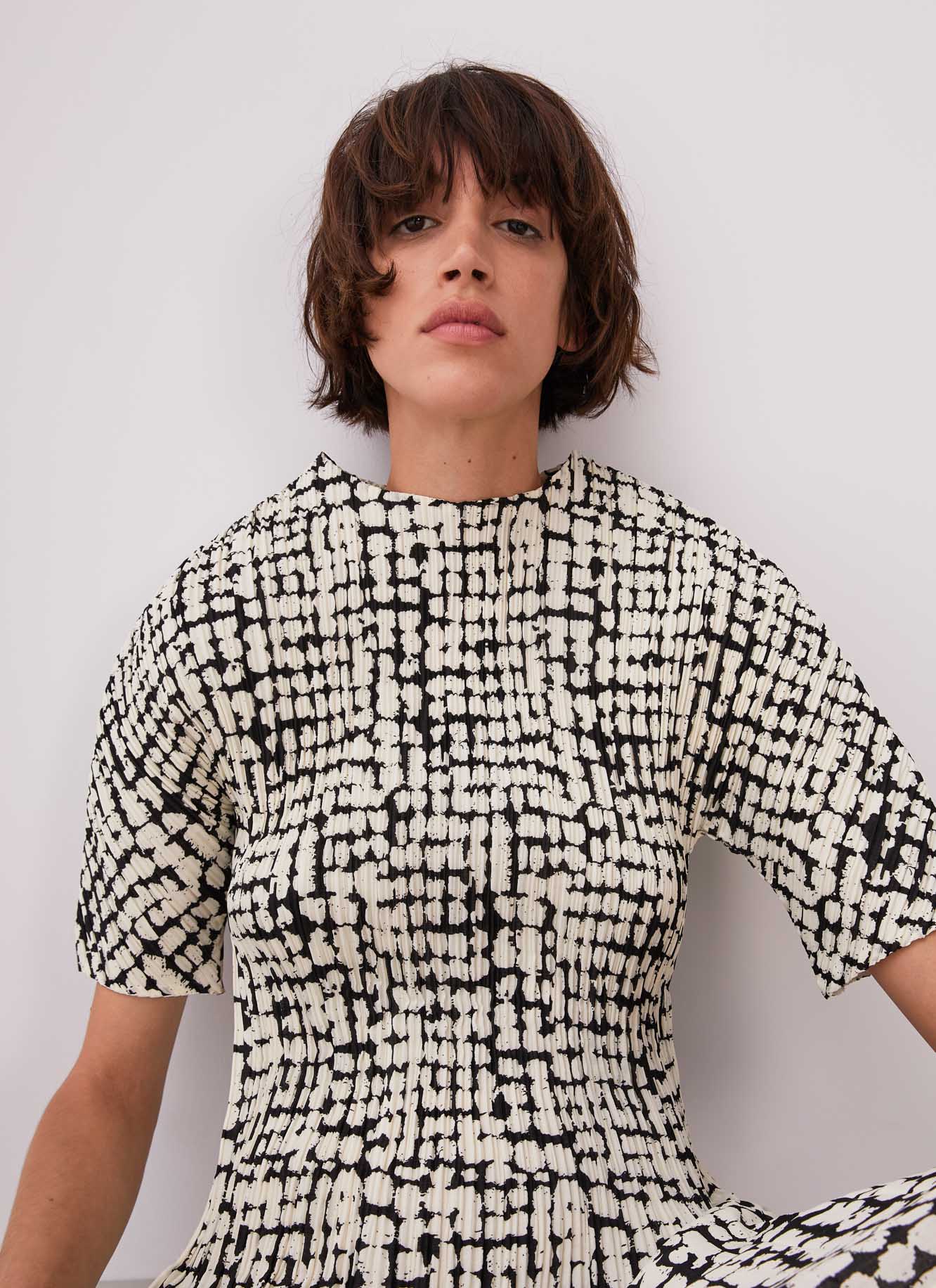 Crinkle dress with signature print image number 3