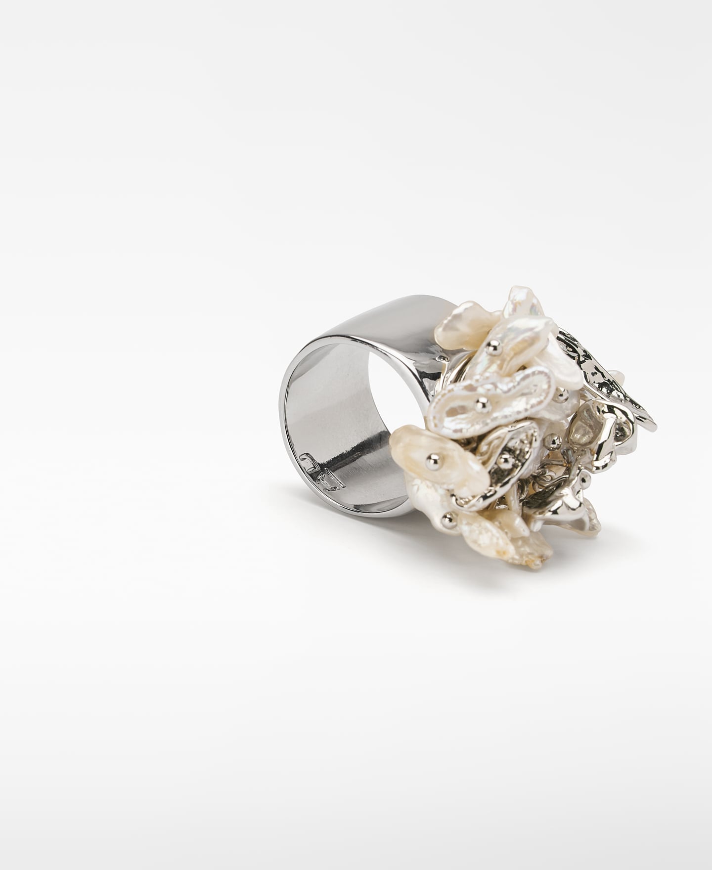 Metal piece and pearl maxi ring image number 2