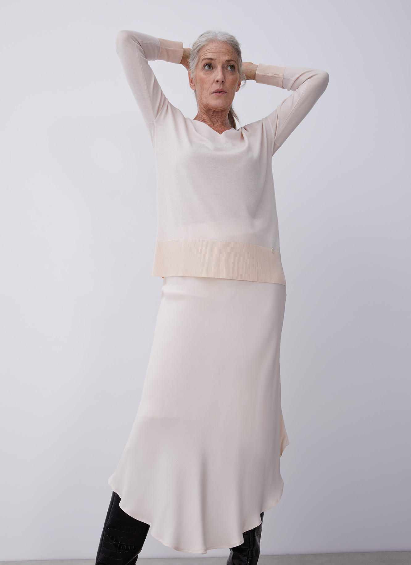 Midi fluid fabric skirt image number 3