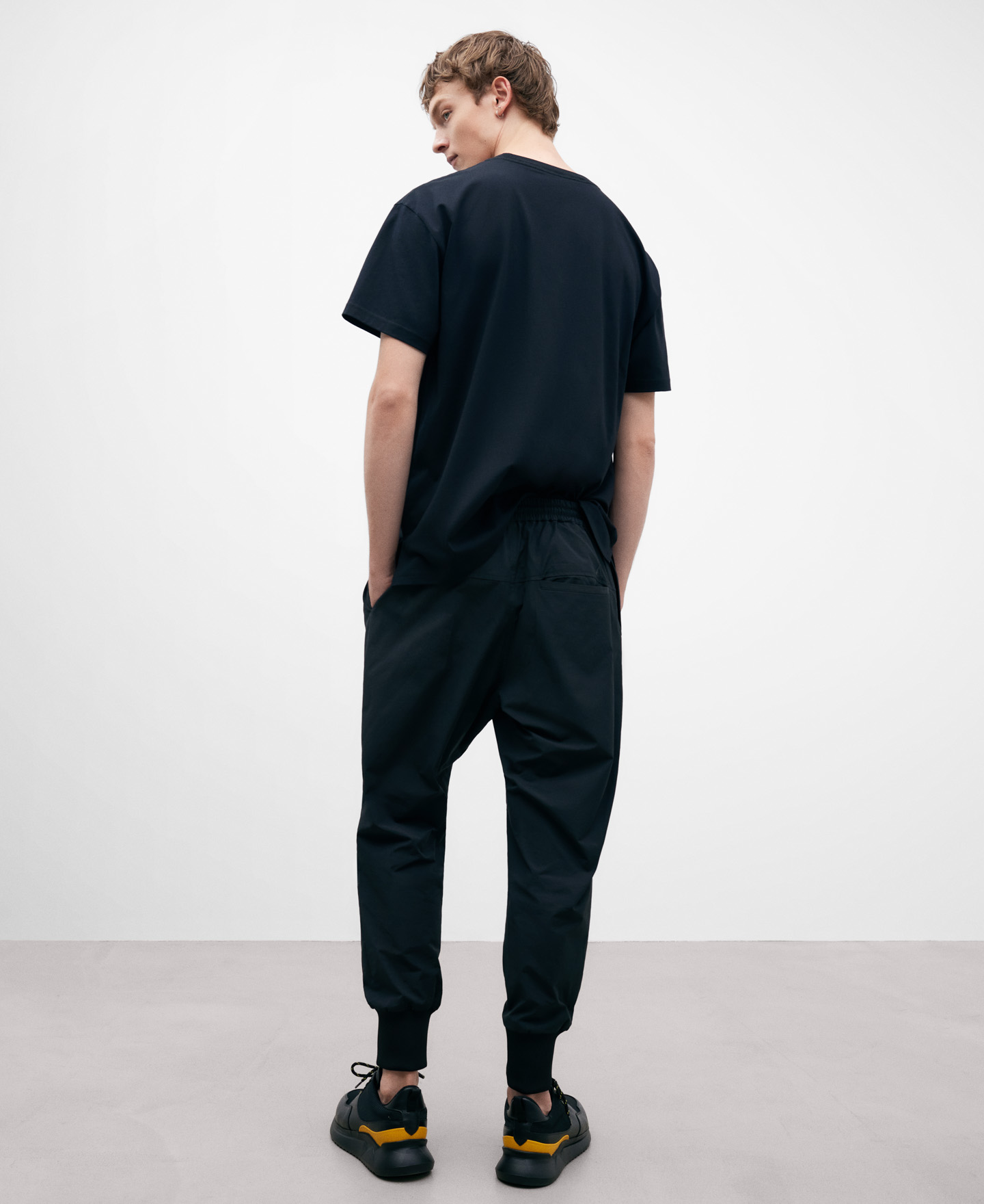 Jogger preto para homem em tecido técnico image number 2