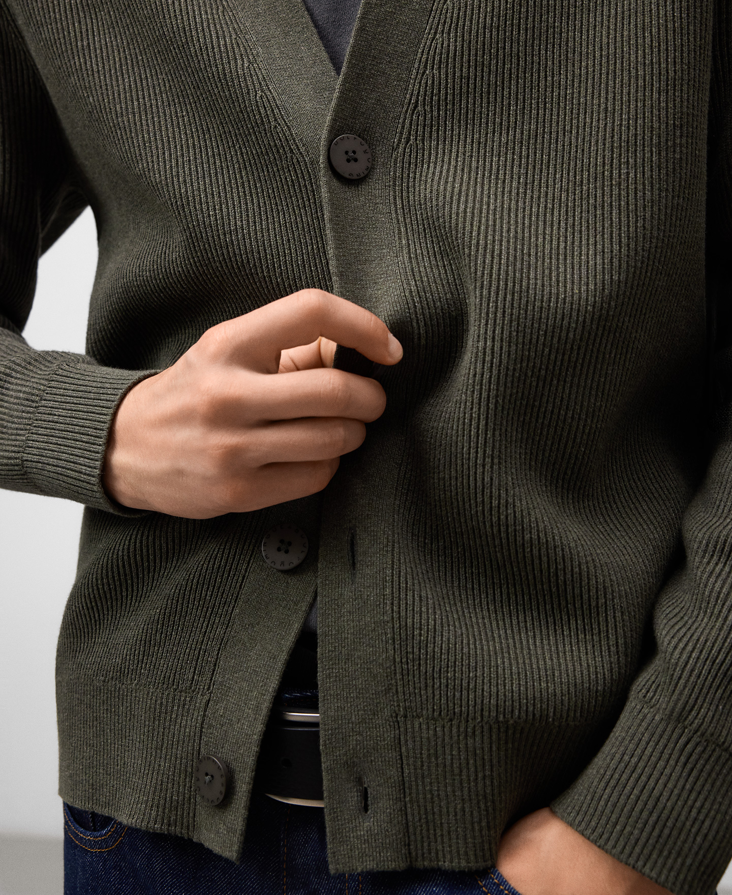 V-neck ribbed cardigan image number 3