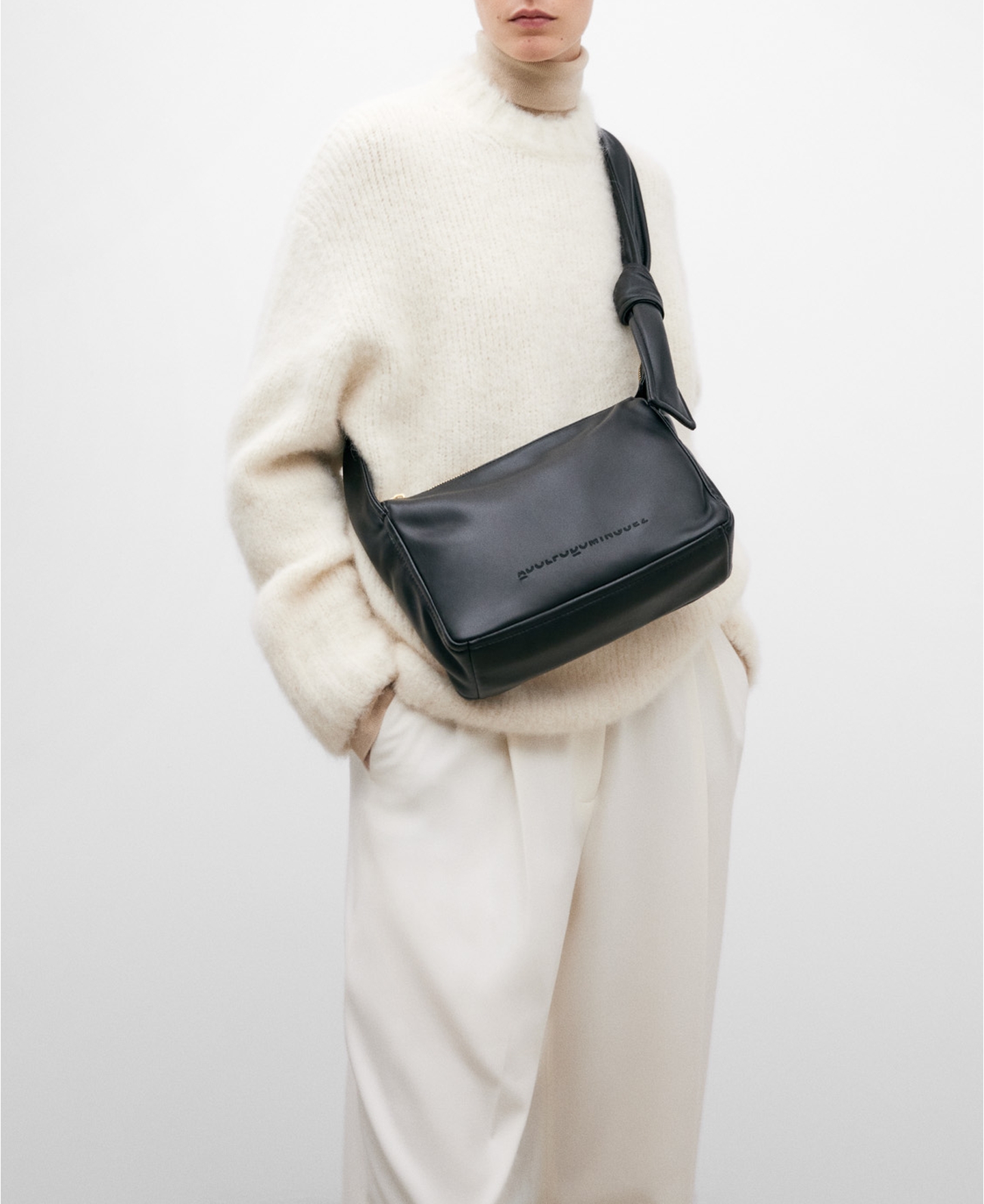 Nappa textured shoulder bag for women image number 4