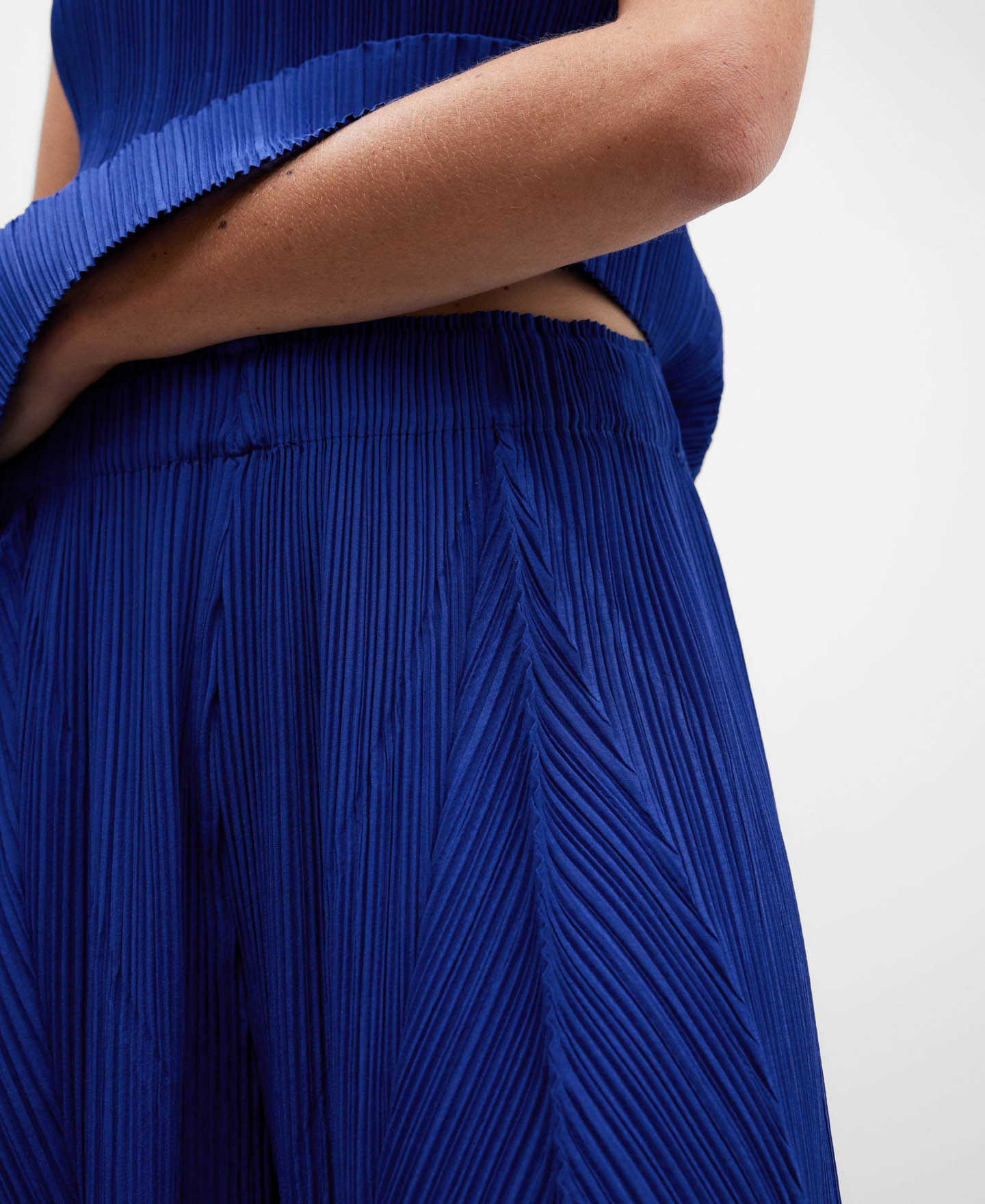 Crinkle trousers with godet pleats image number 3