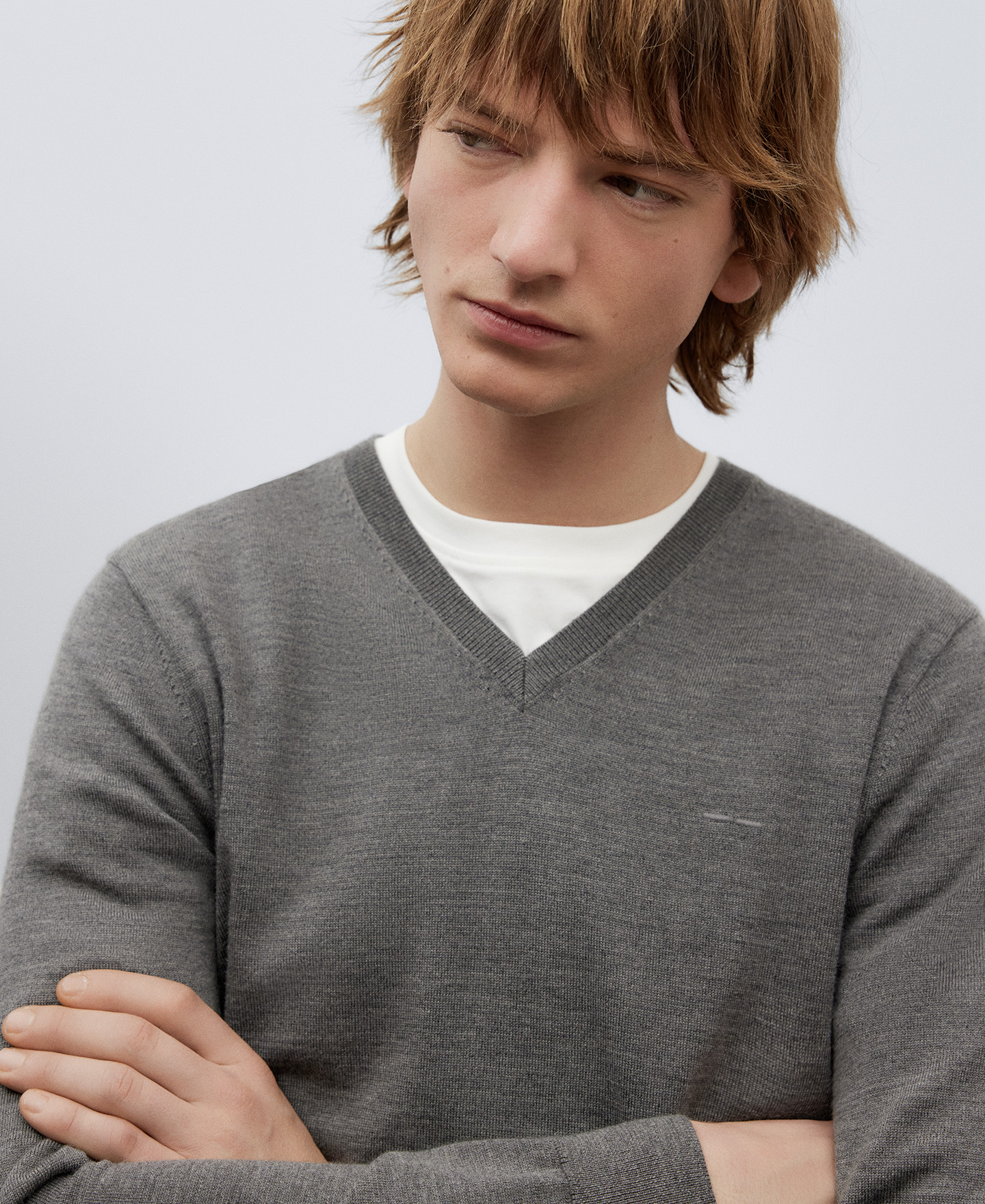 Merino wool V-neck sweater for men image number 3