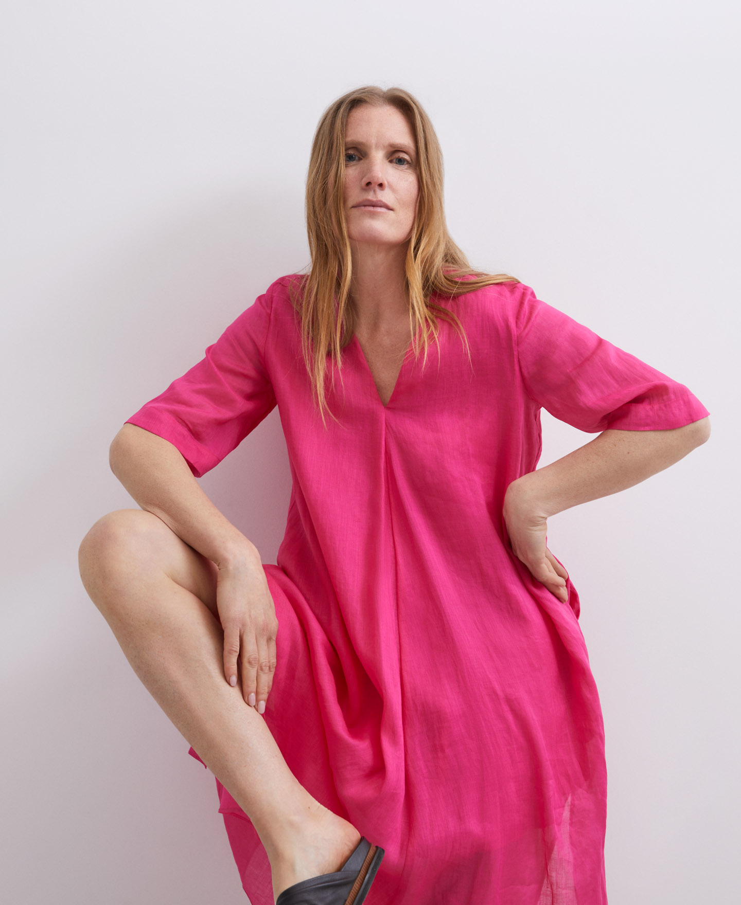 Vestido fluido en ramio camel image number 3