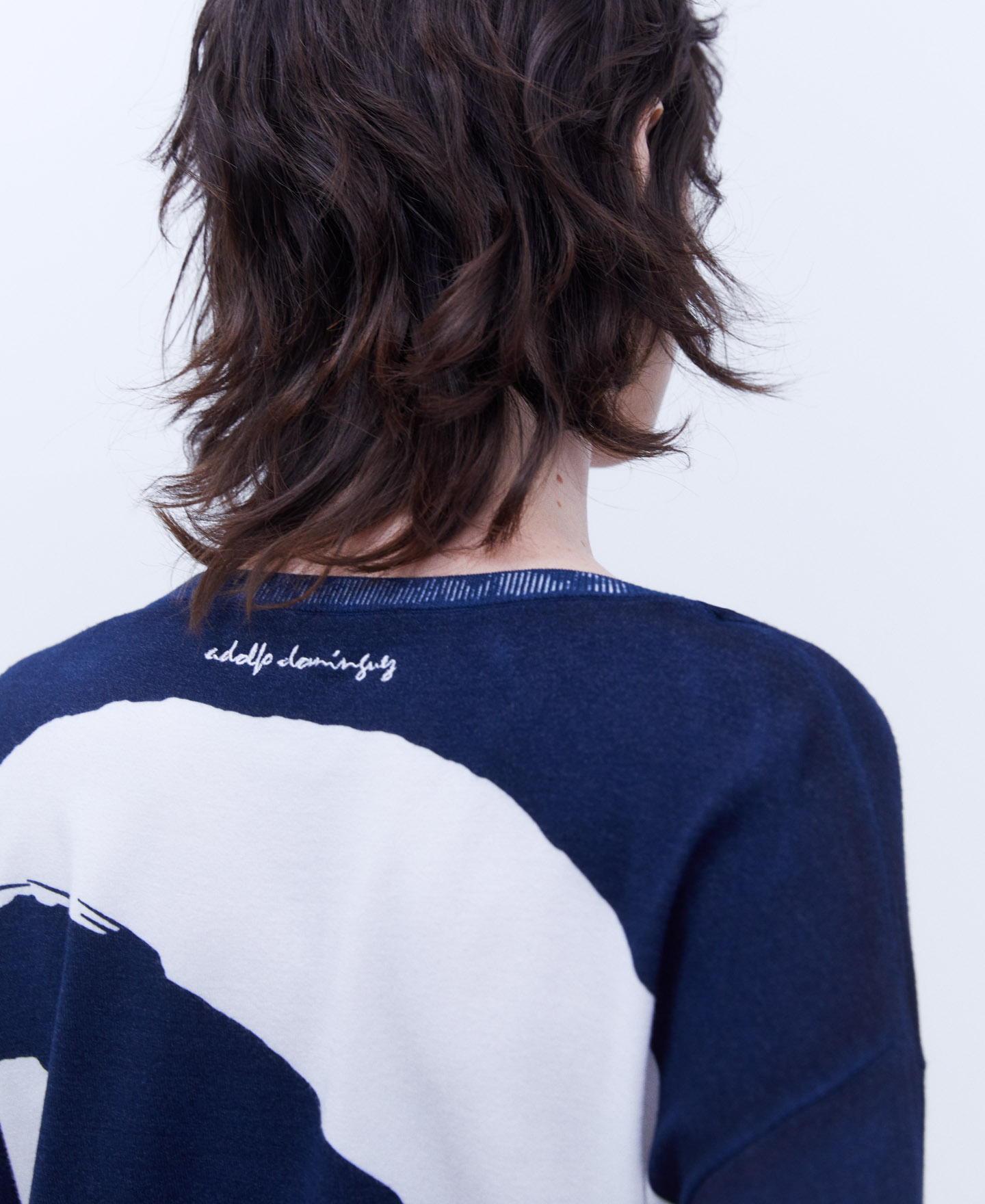 Jersey estampado con escote en pico image number 3