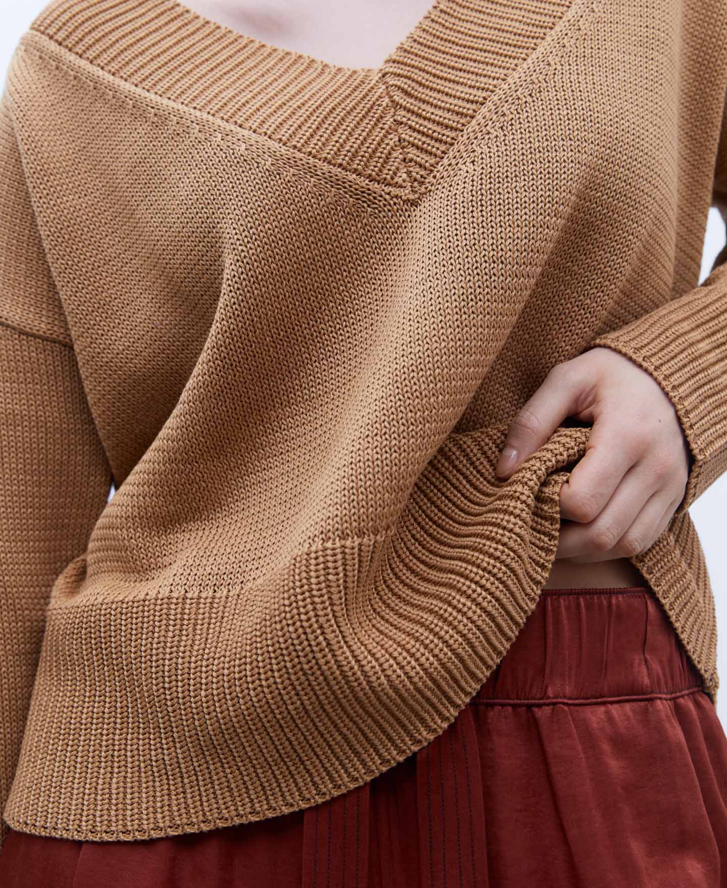 V-neckline knitted sweater image number 3