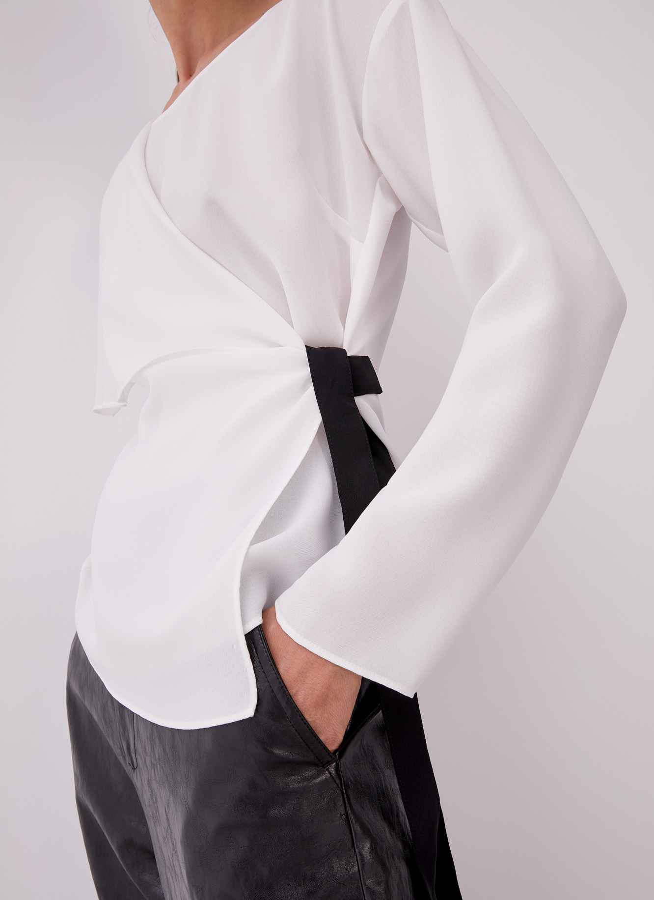 Camisa cruzada con cuello caja y solapa image number 2