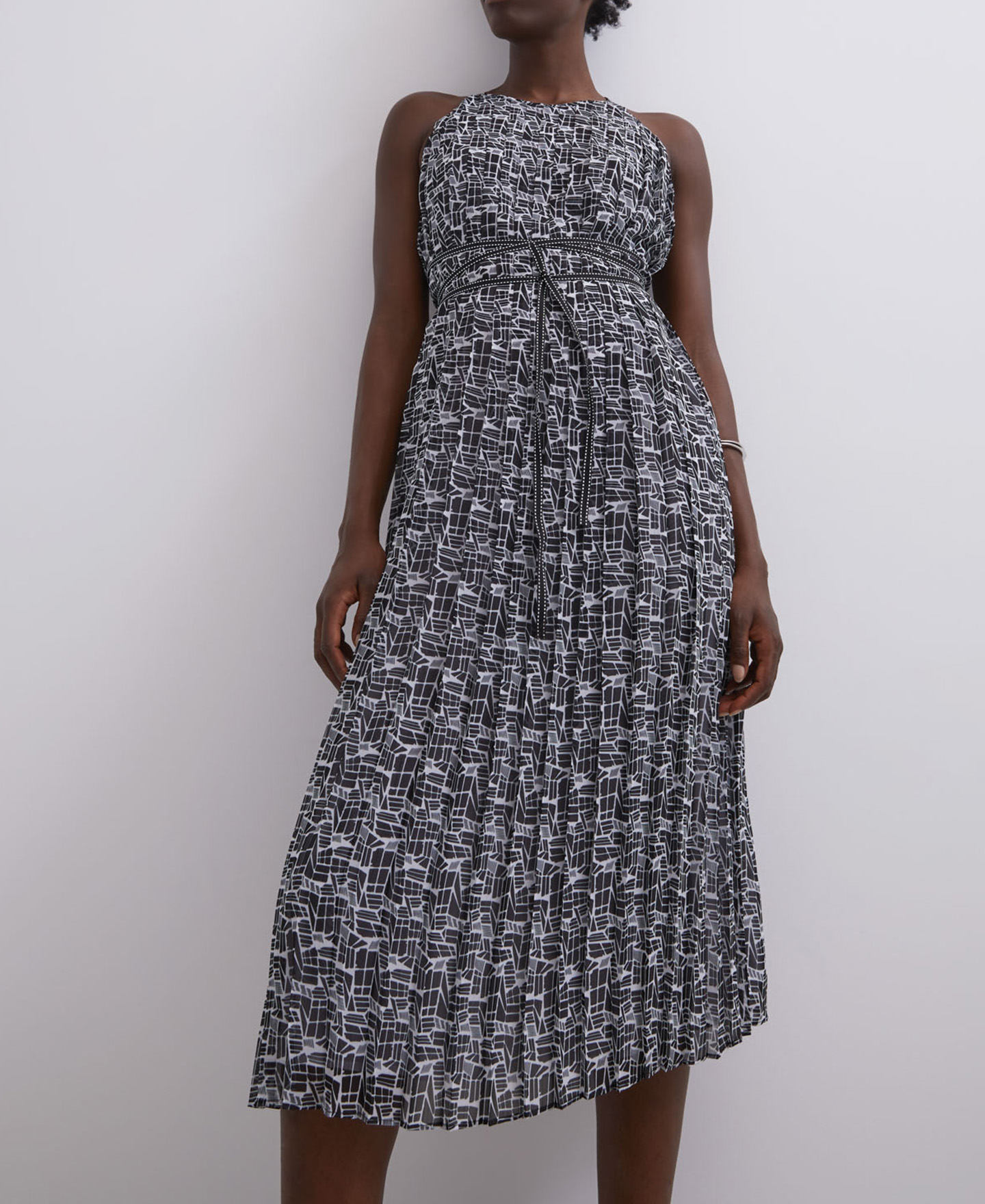 Halter neckline printed dress image number 3