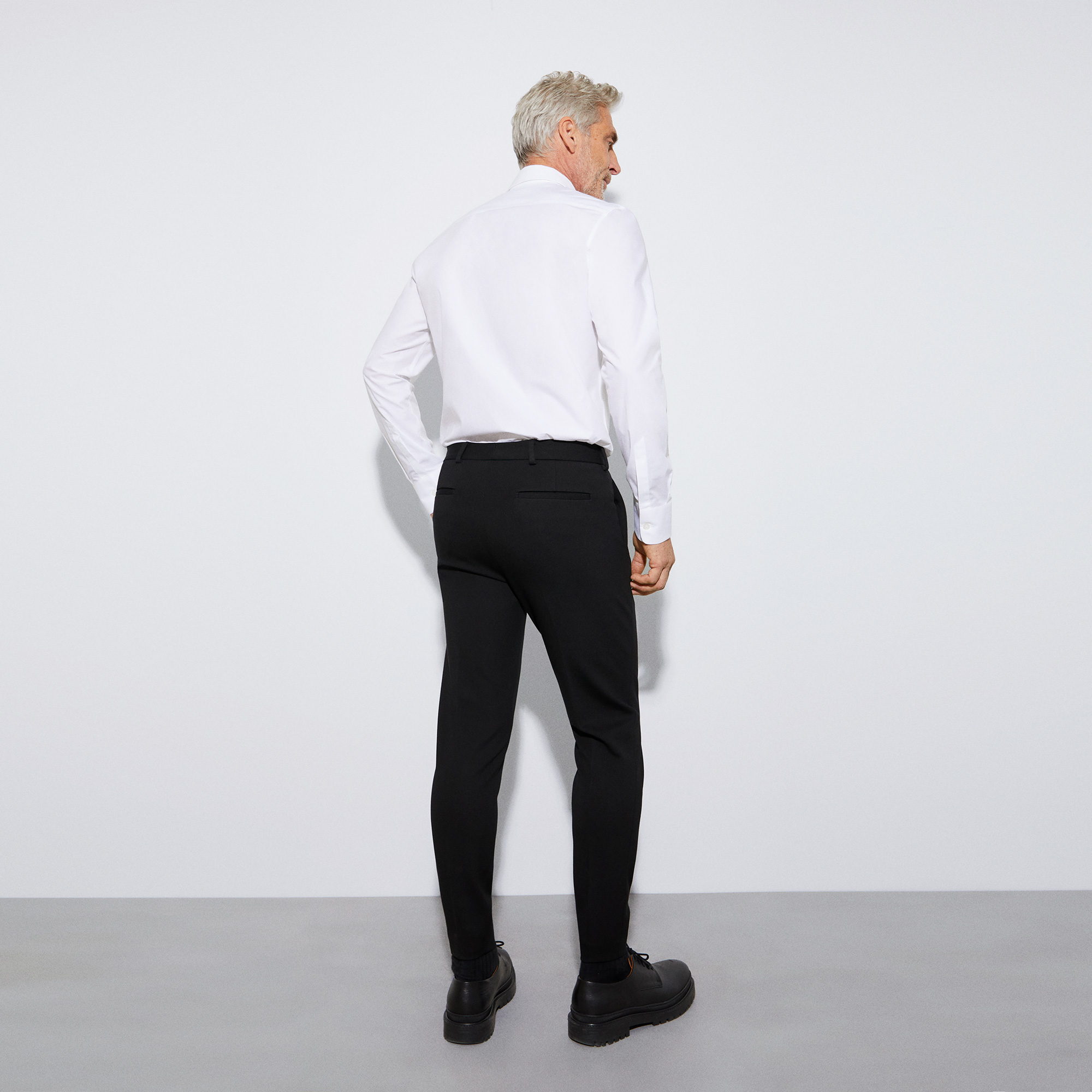 Pantalón slim fit en viscosa elástica image number 1