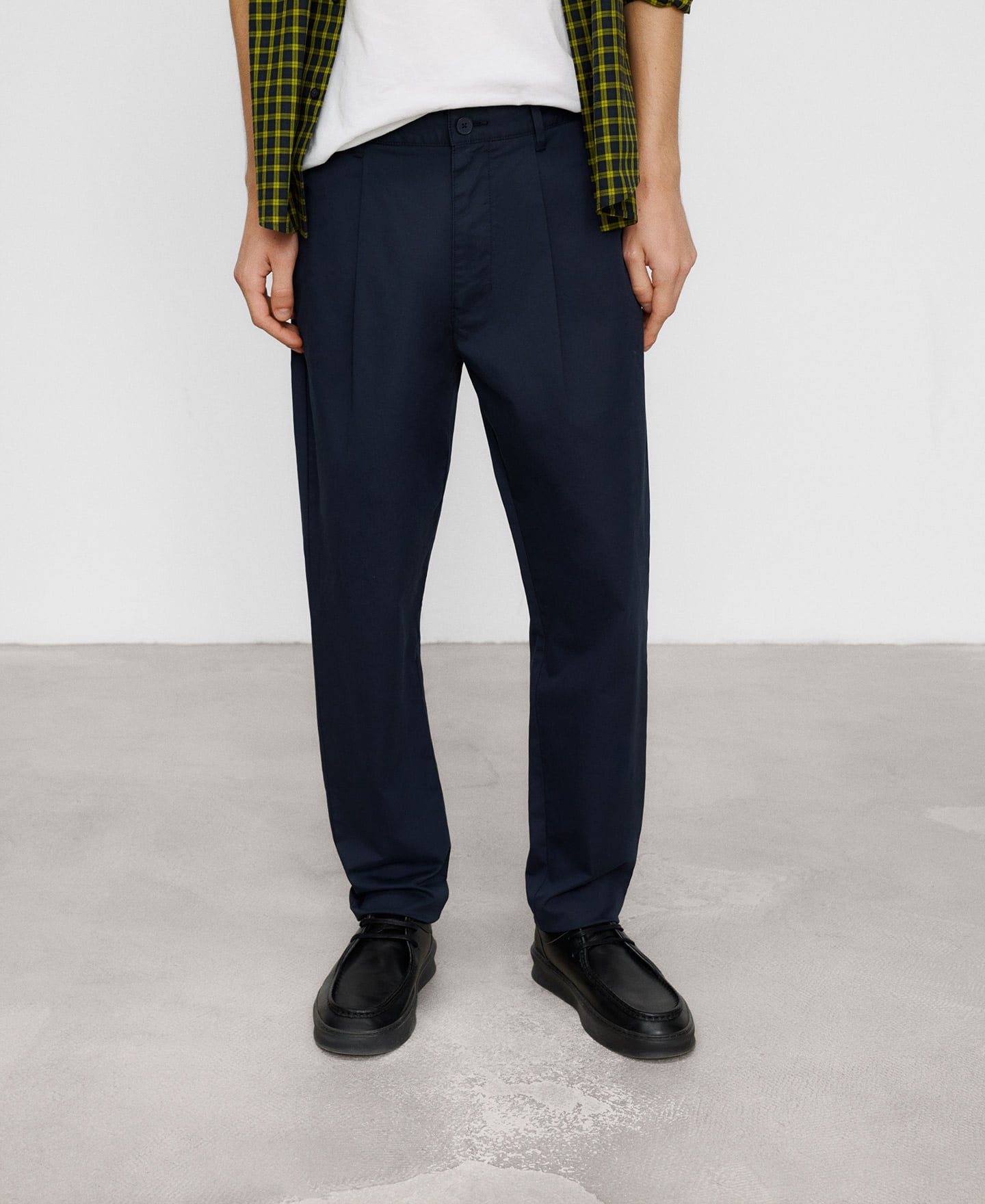 Pantalon new chino pliss&eacute; en coton biologique image number 0