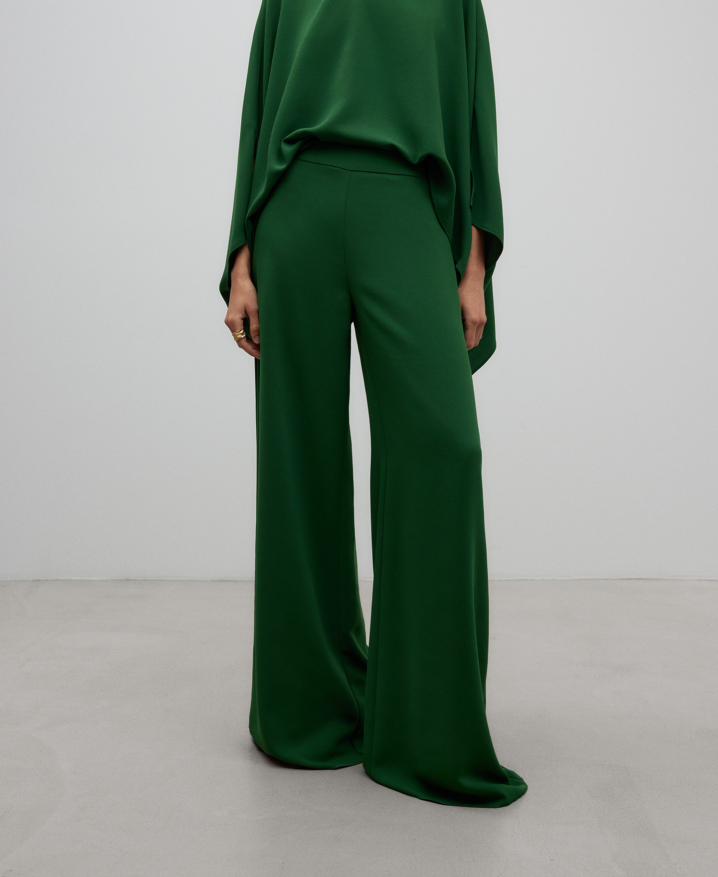 Pantal&oacute;n pierna ancha verde mujer image number 0