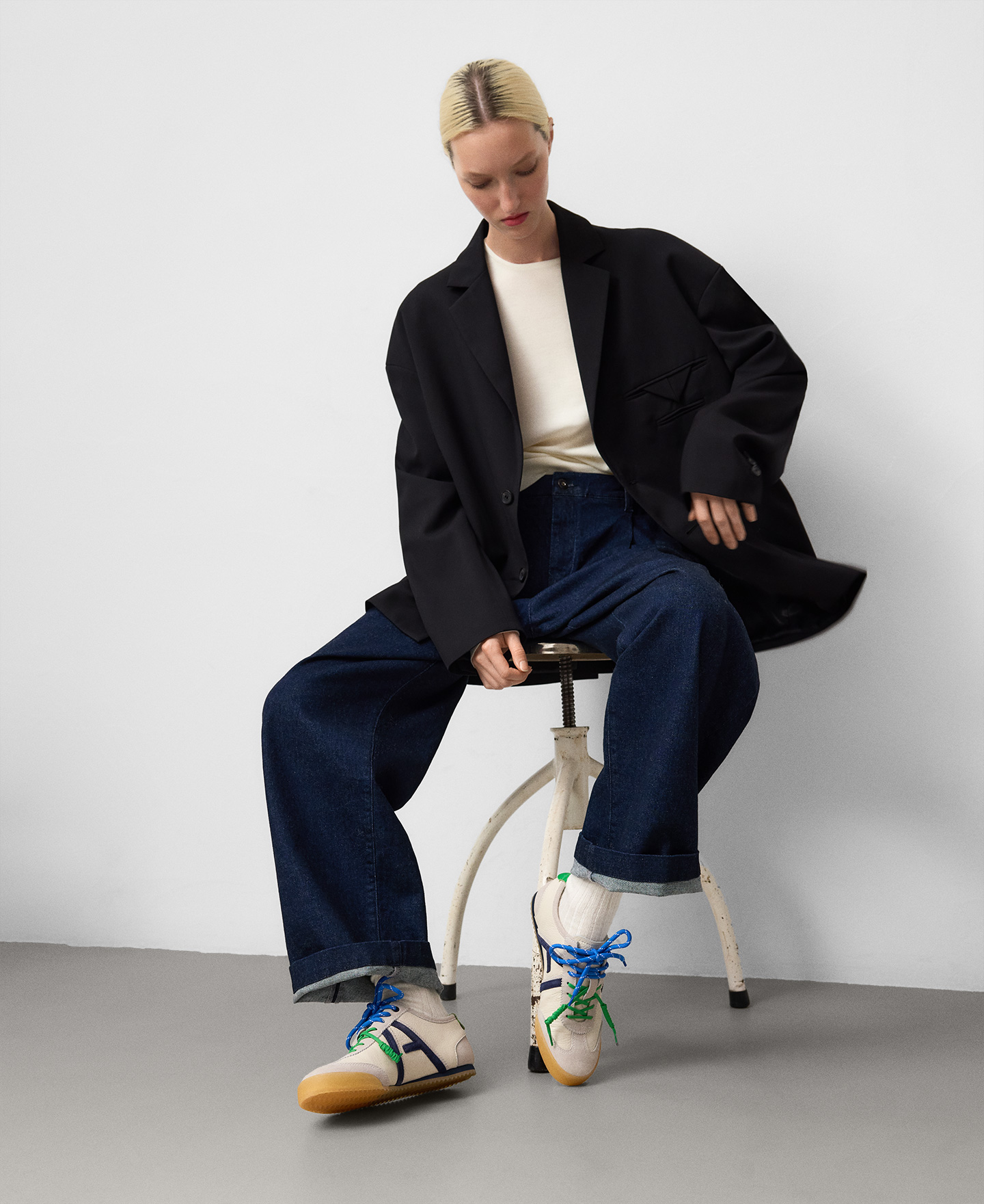 Sapatilhas em pele com logótipo maxi para mulher image number 3