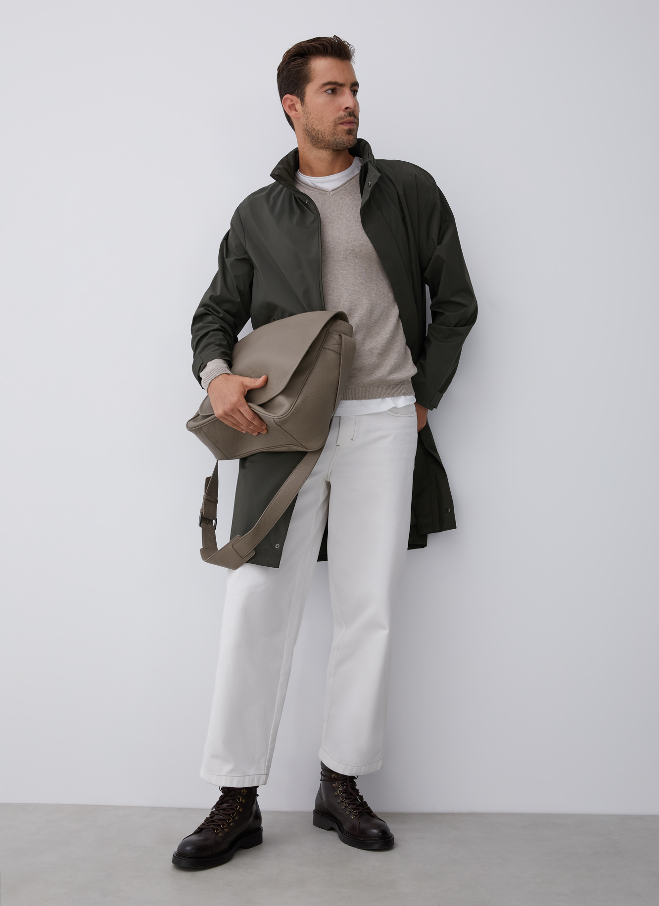 Bolso messenger de piel graneada image number 4