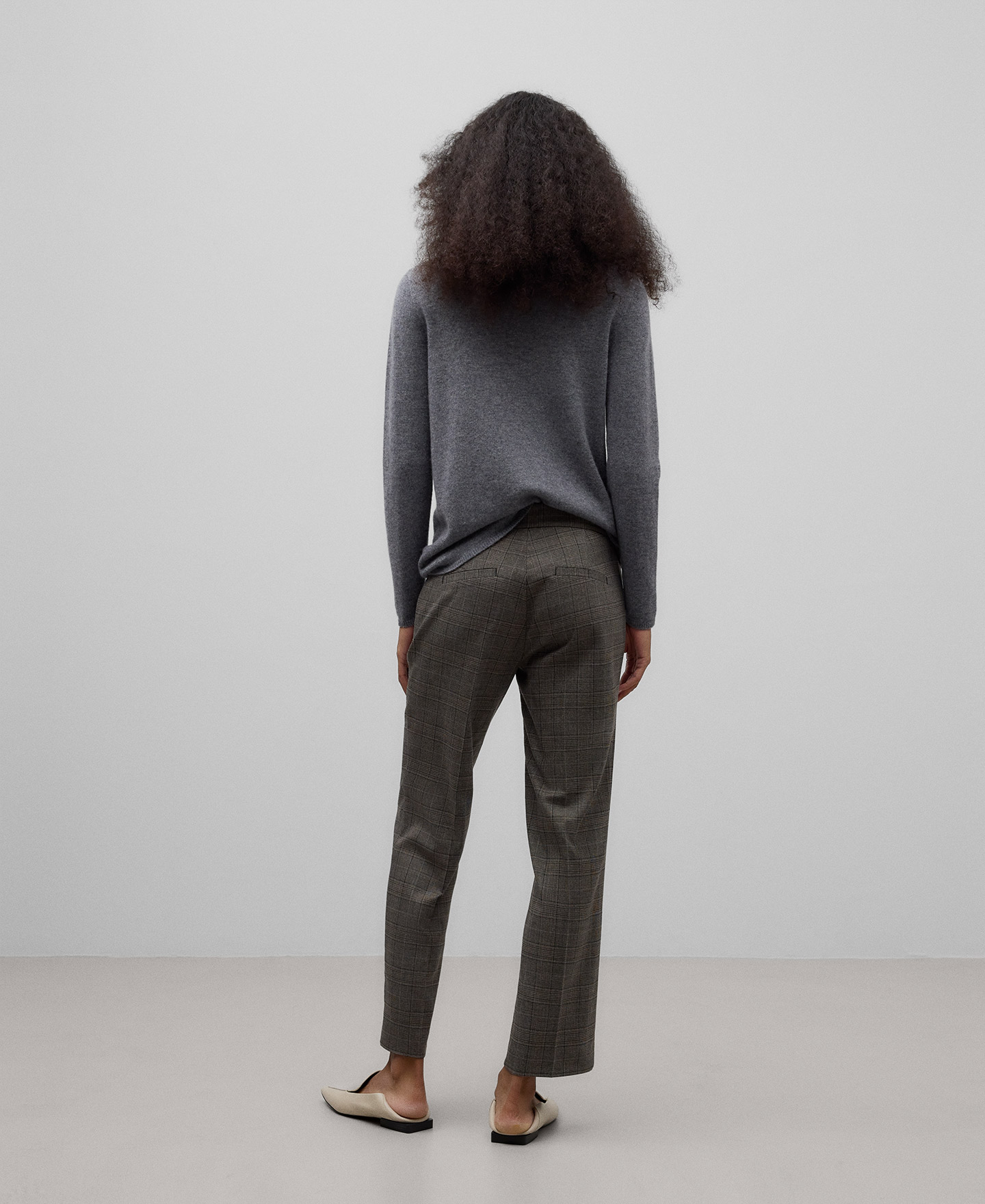 Ankle-length checkered trousers woman image number 2