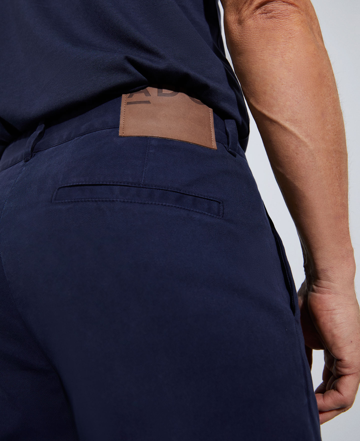 Pantalón de pinzas silueta zanahoria image number 3