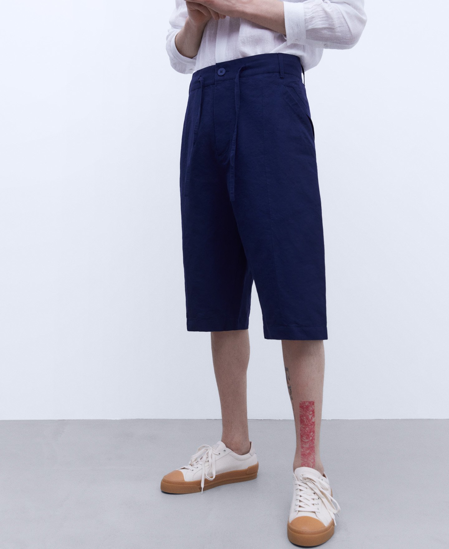 European linen Bermuda shorts image number 0