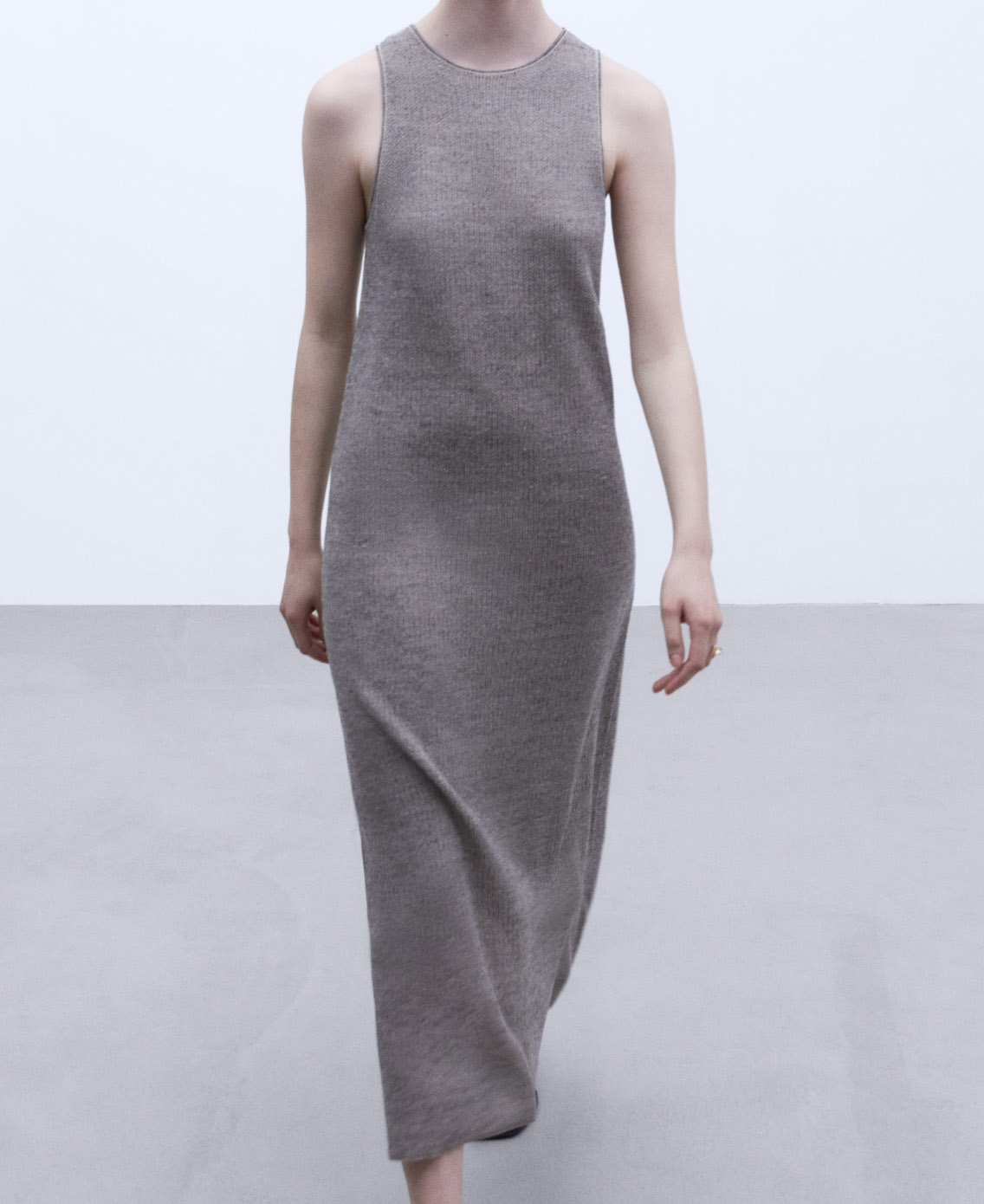 Long sleeveless dress image number 4