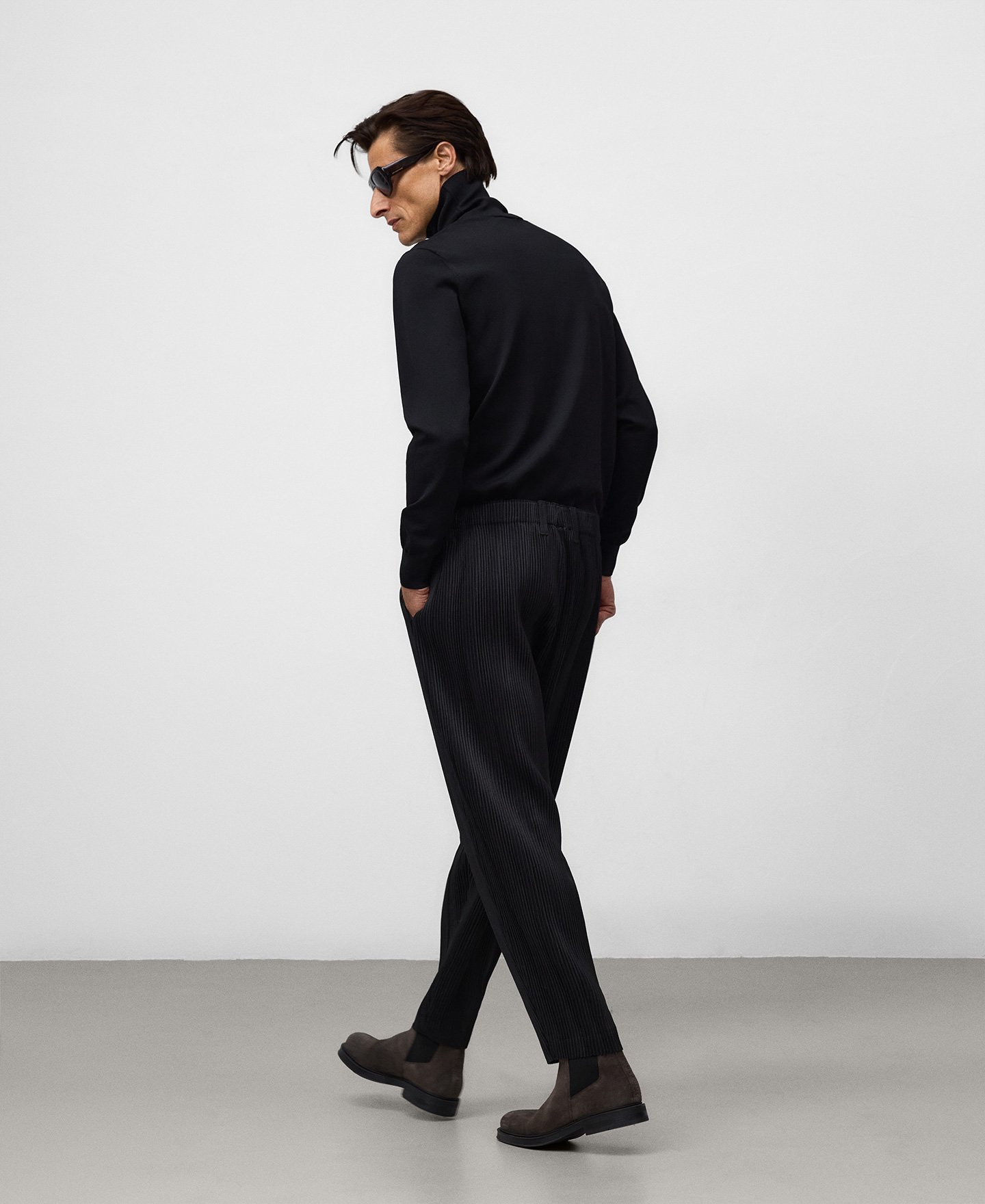 Barrel fit crinkle trousers man image number 2