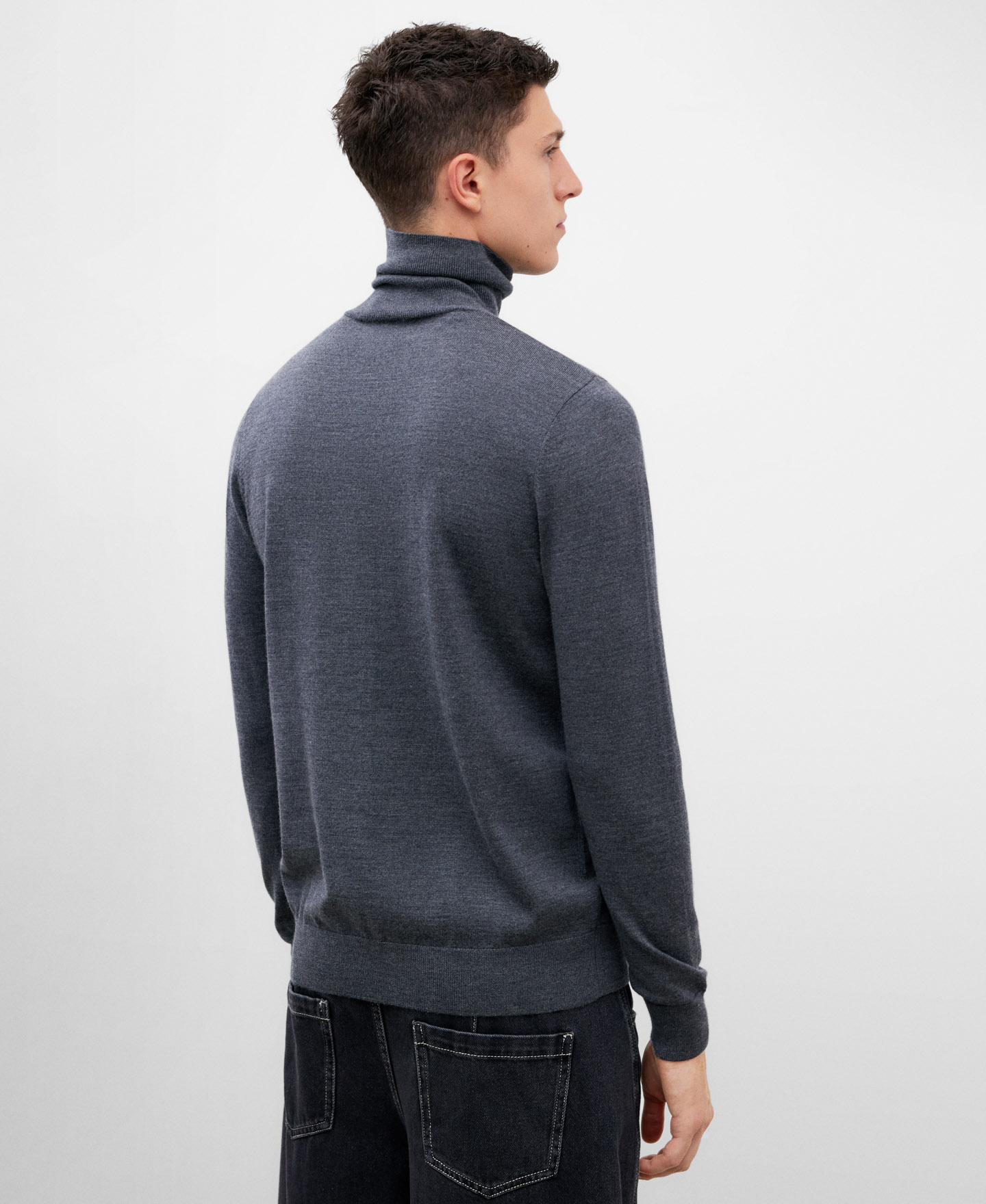 Jersey lana merino cuello alto hombre image number 2