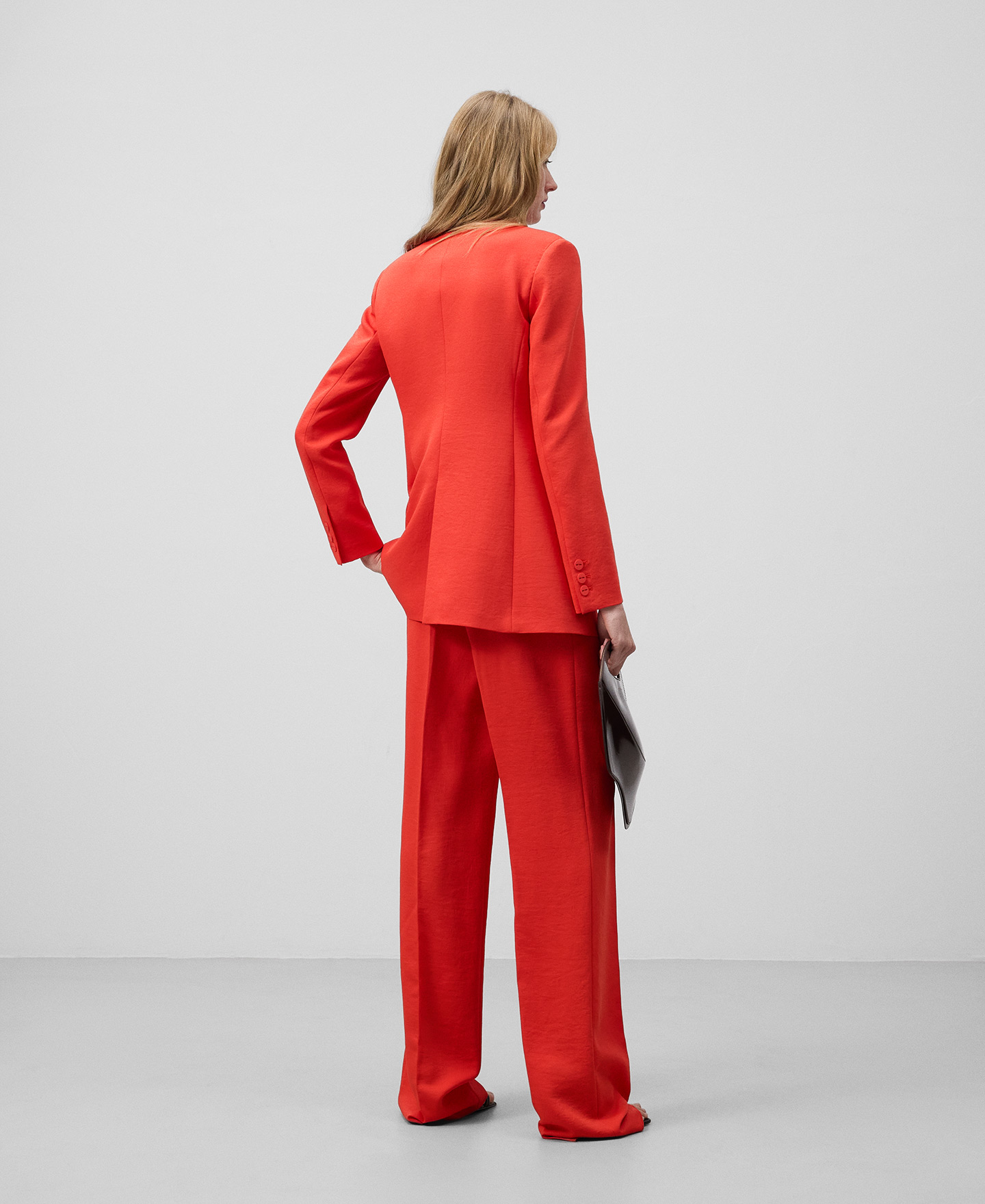 Red blazer woman image number 2