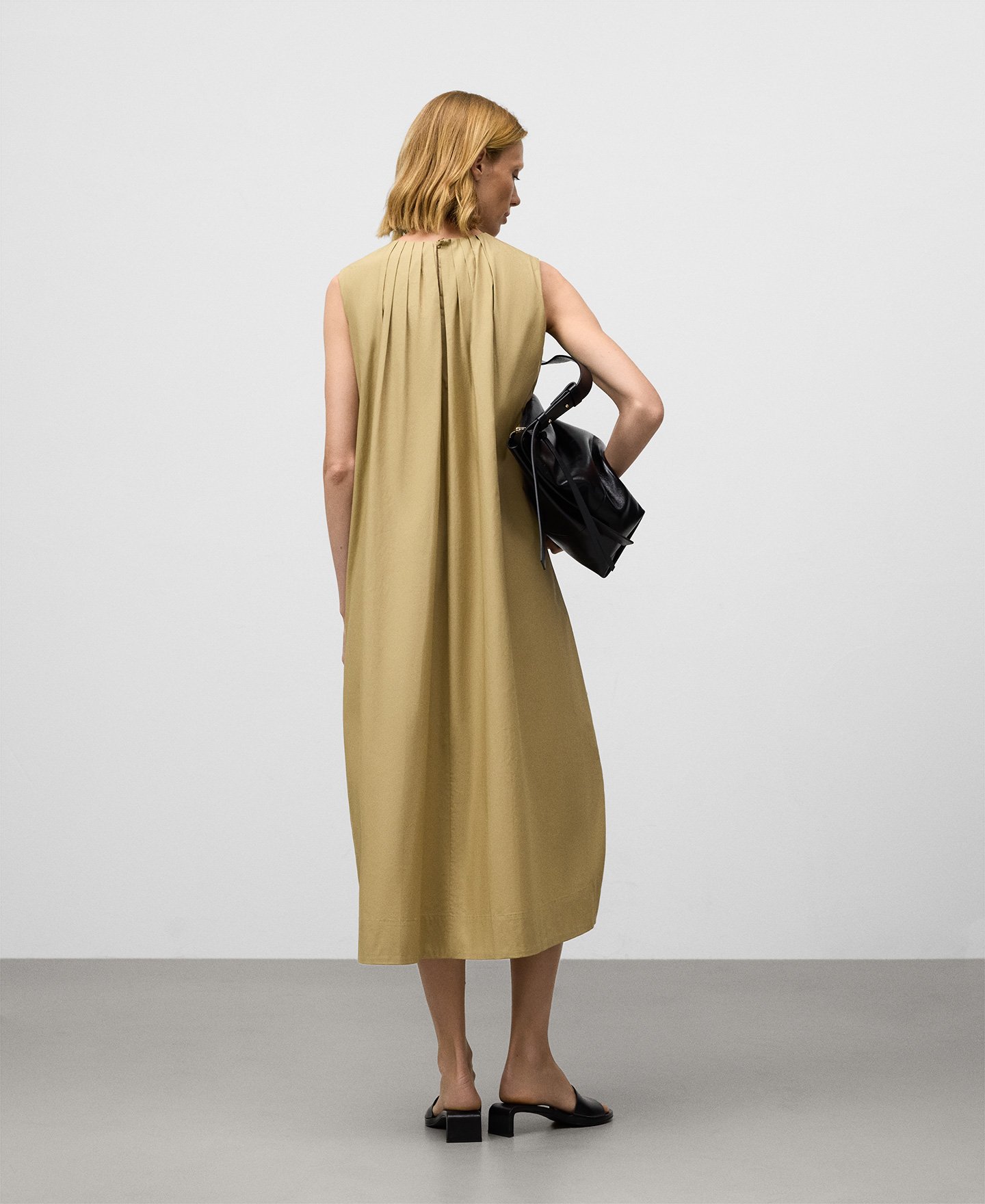 Pleated dress with chain detail woman image number 5