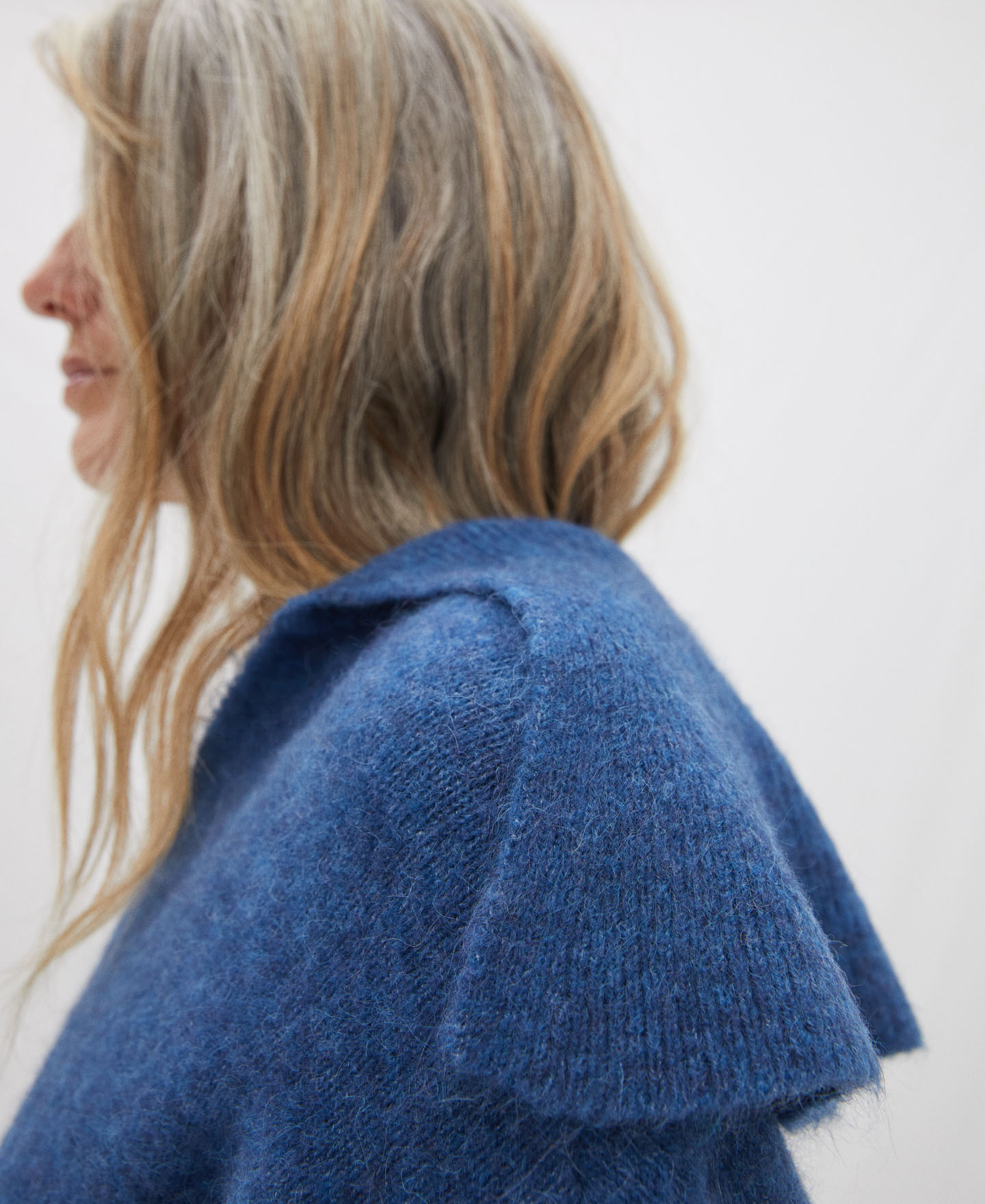 V-neck sweater in alpaca image number 3
