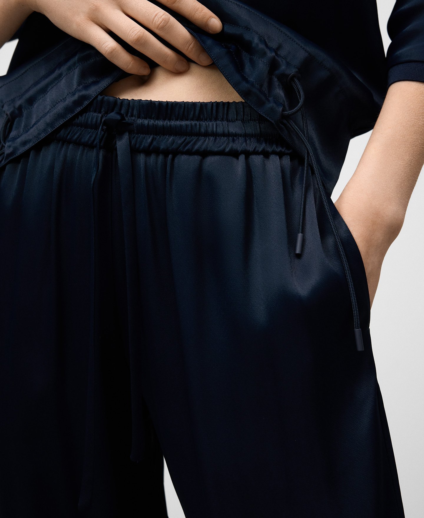 Pantalón jogger satinado mujer image number 3