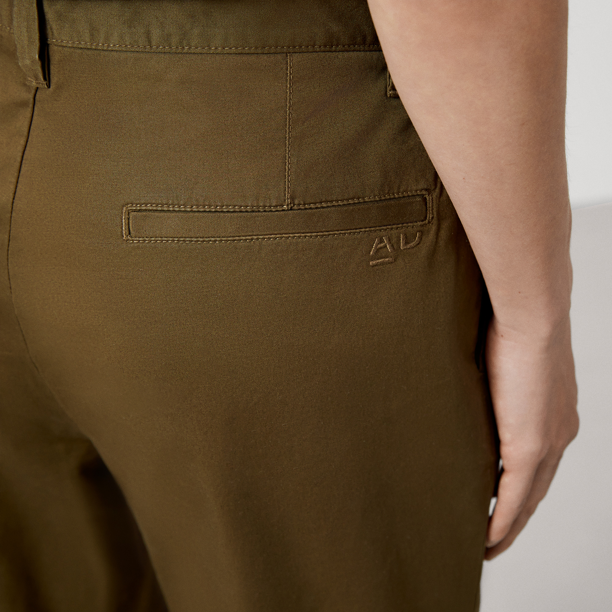 Pantalón chino en algodón elástico image number 3