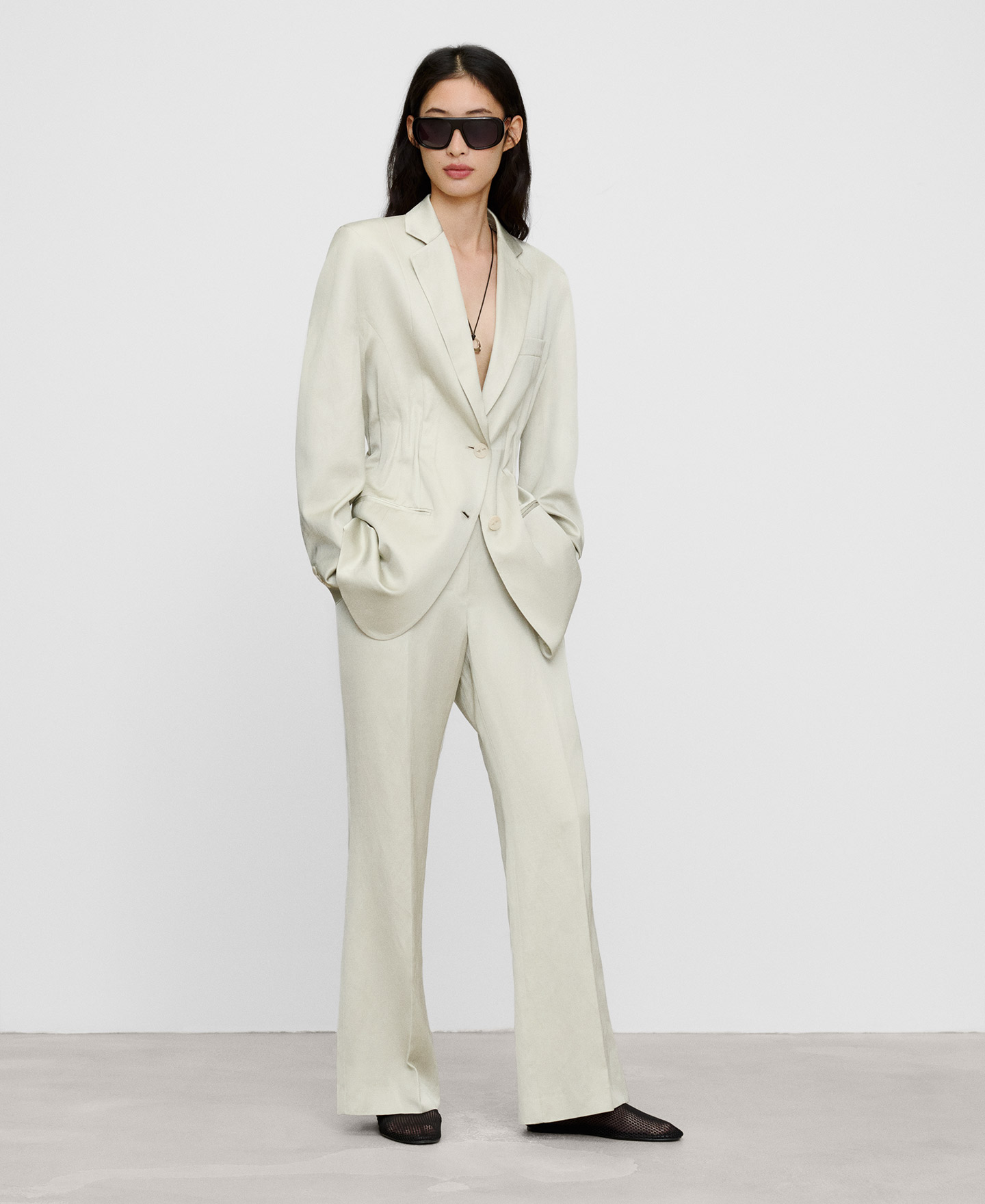 Tailored blazer with fitted waist image number 1