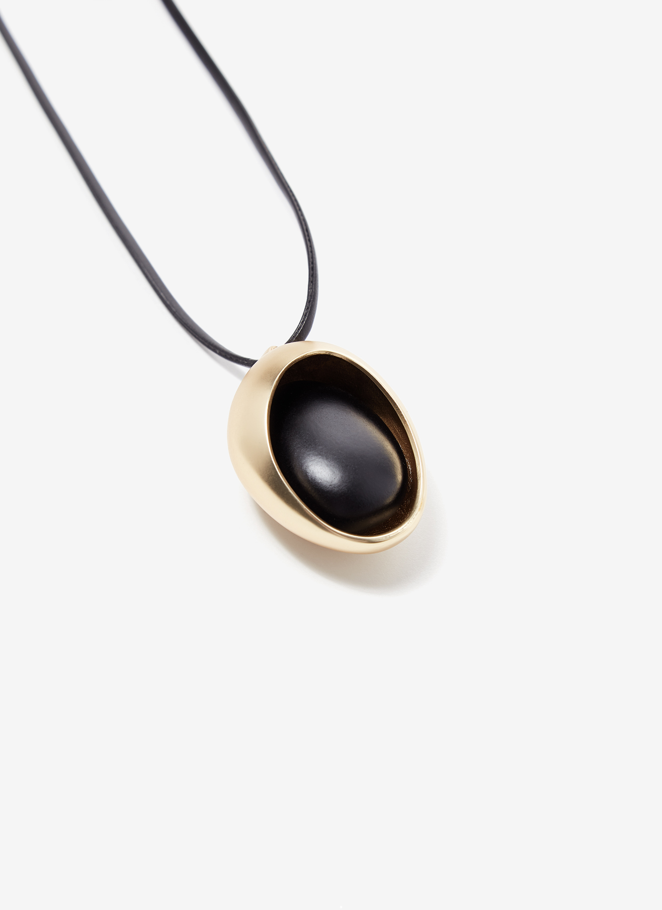 Collar con pieza de madera y metal image number 1