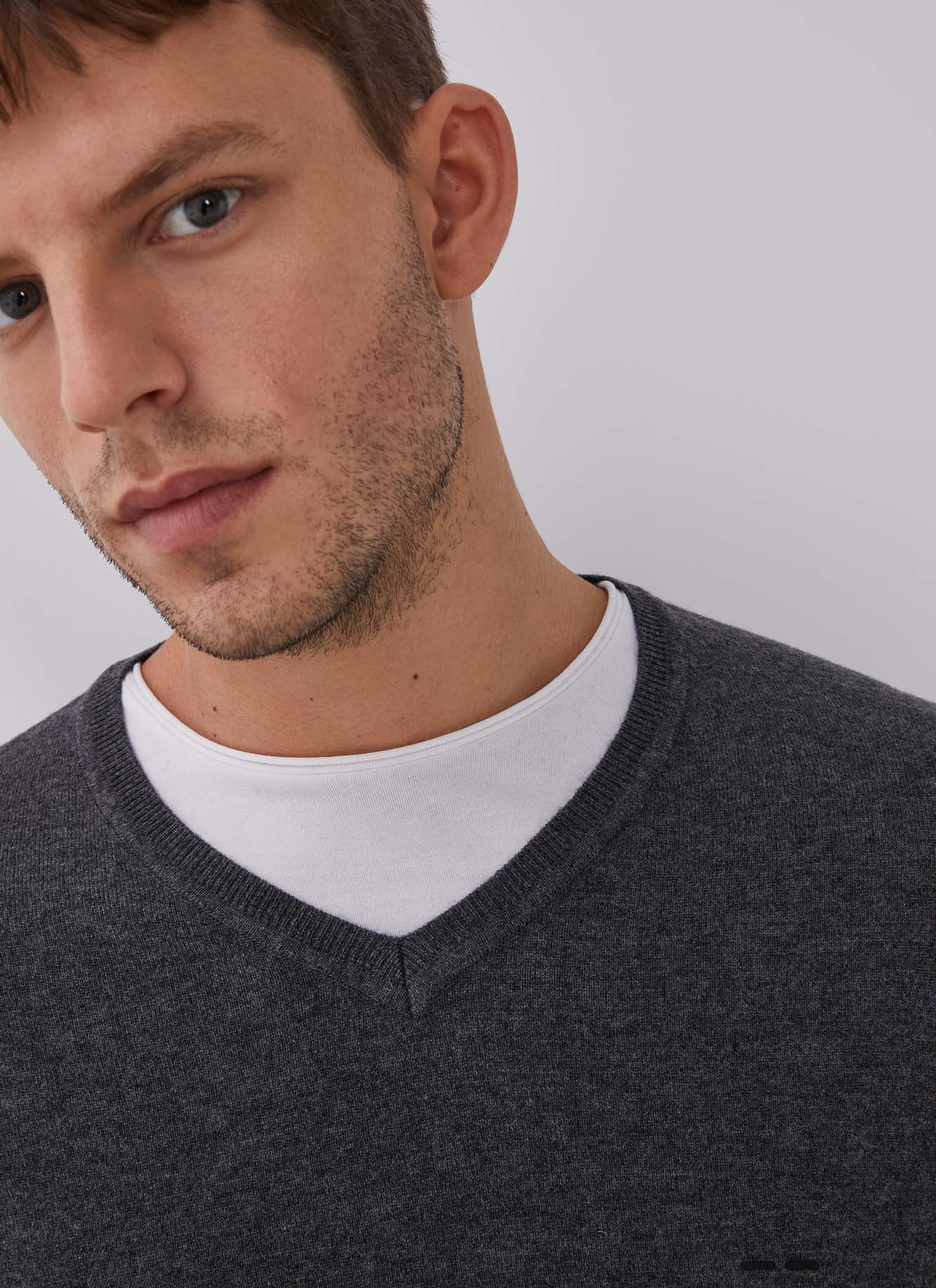 Jersey en merino con cuello pico image number 2