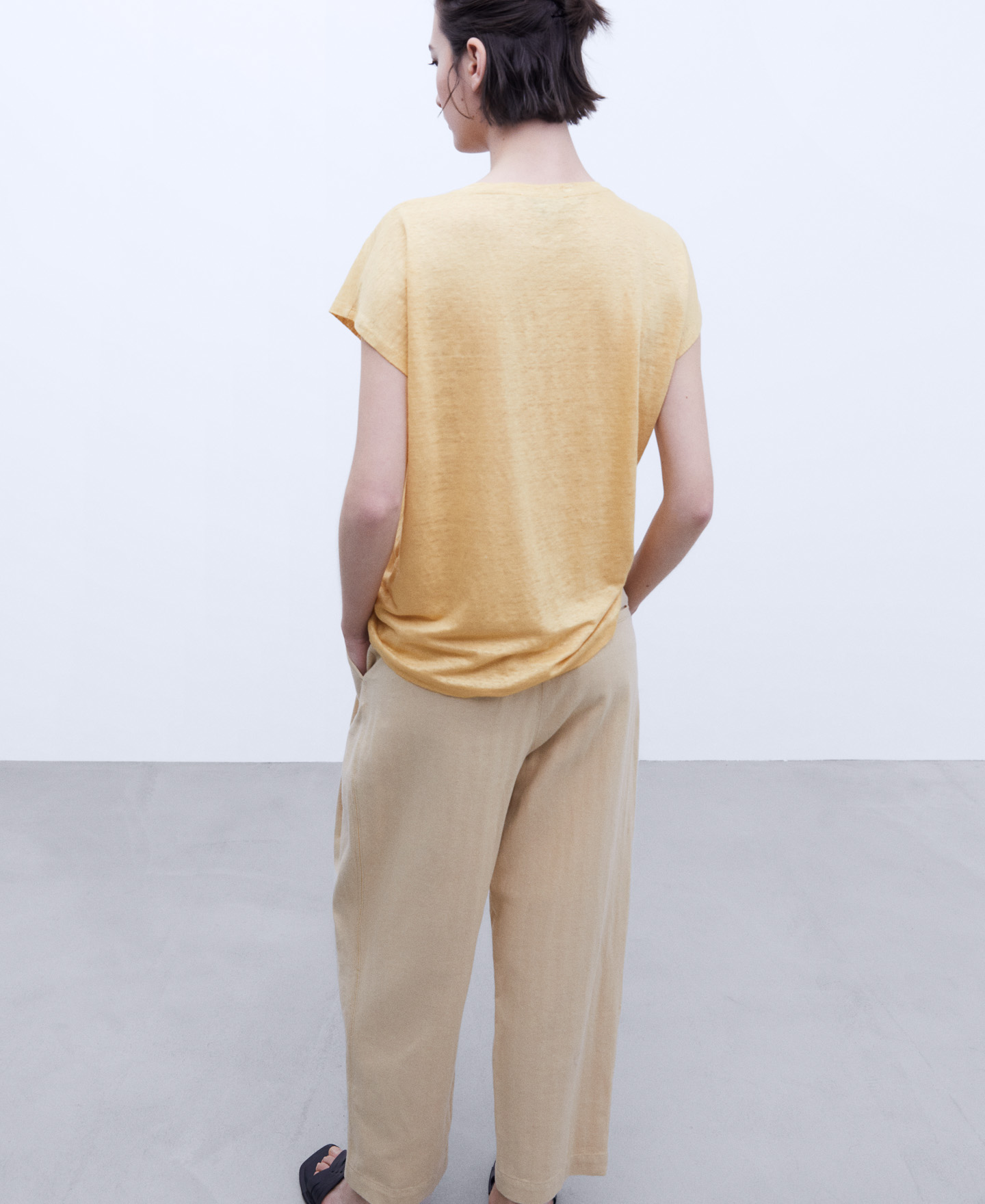 Camiseta en lino con cuello pico image number 2